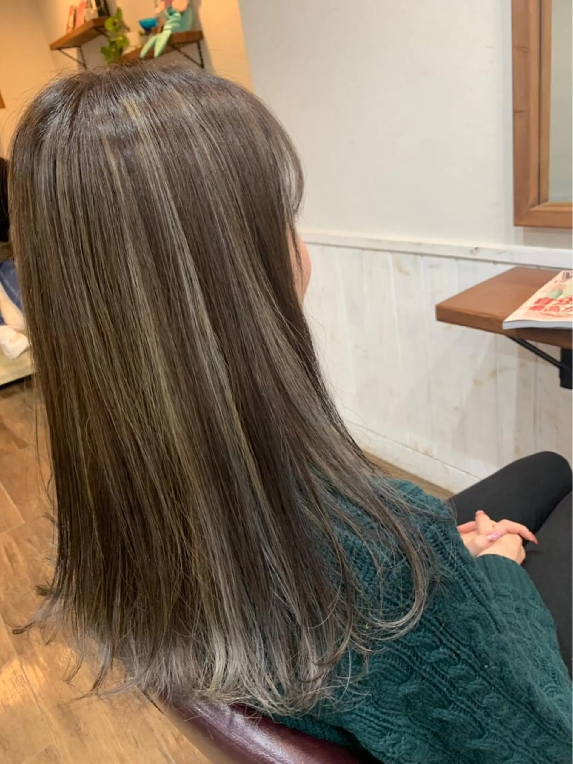 ロング カラー 塩崎 明菜のヘアスタイル