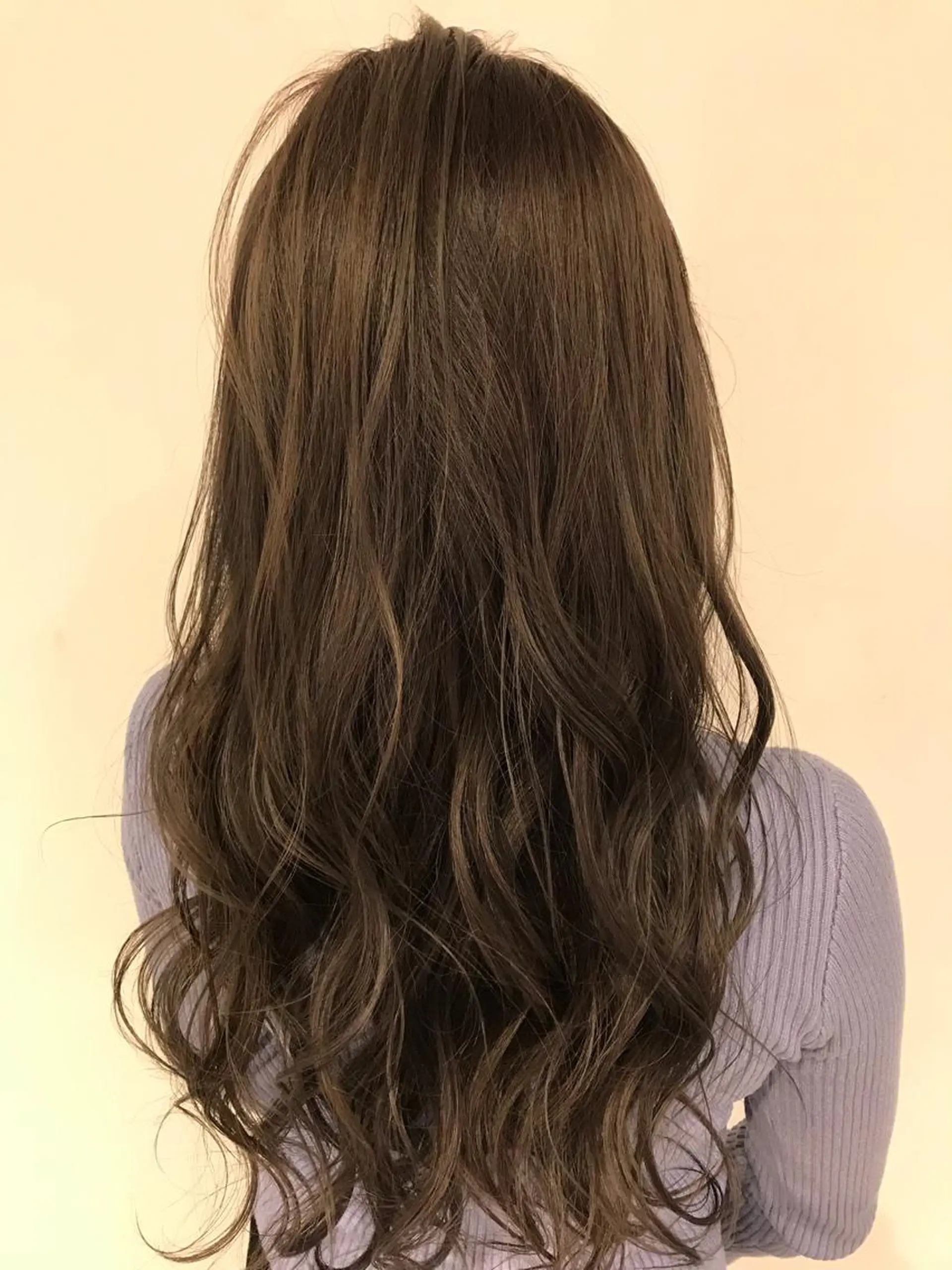 ミディアム カラー アッシュ アッシュグレー アッシュグレージュ バレイヤージュ ベージュカラー AMI Hair  supply所属・髪質改善カラー 韓国風レイヤーのヘアスタイル