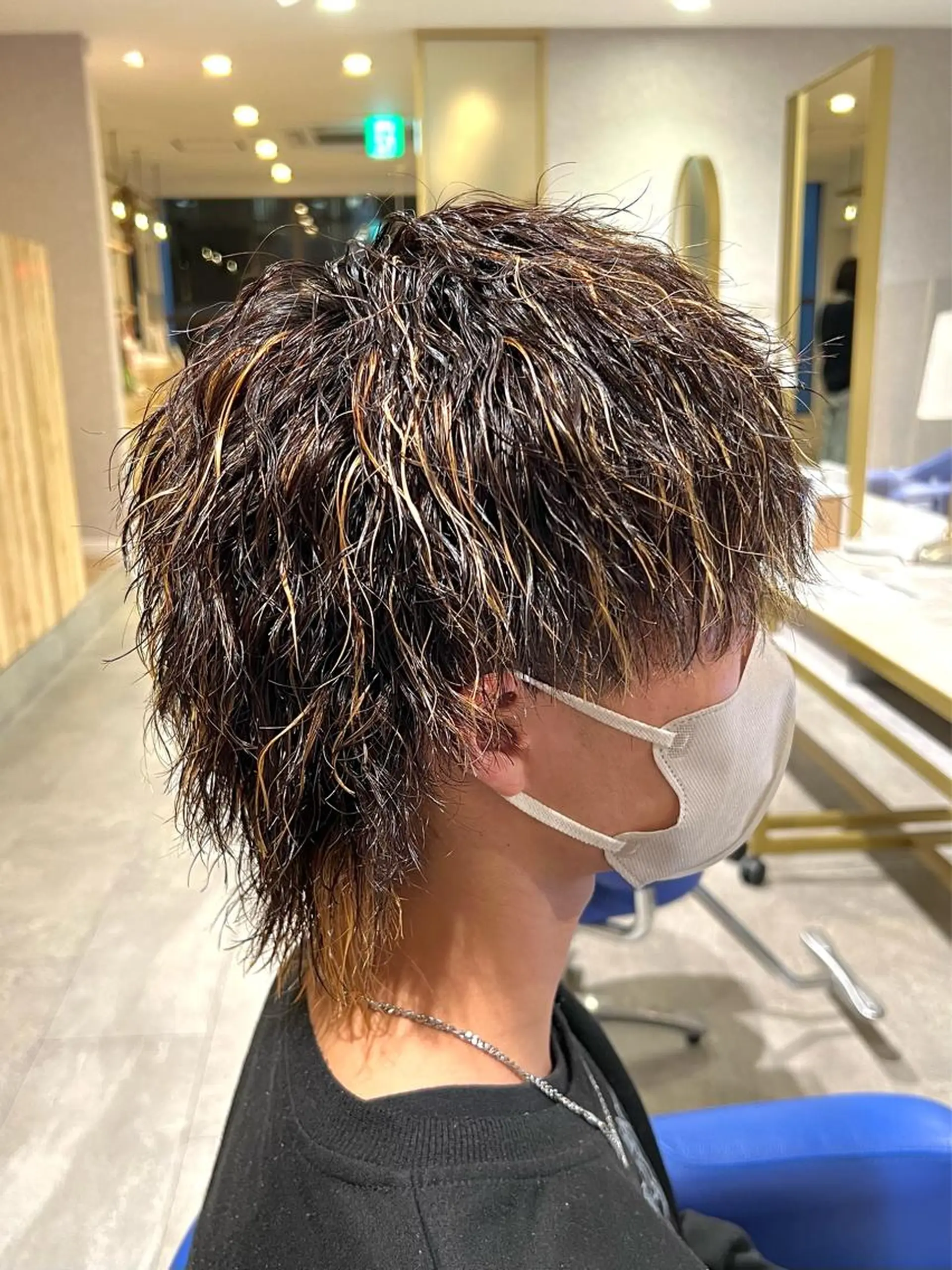 ミディアム カラー パーマ メンズ ミディアムパーマ メンズブリーチ センターパート メンズハイライト マッシュウルフ men’s salon NOA solte. 【メンズサロン ノアソルテ】所属・メンズパーマ職人 加藤 弘貴のヘアスタイル