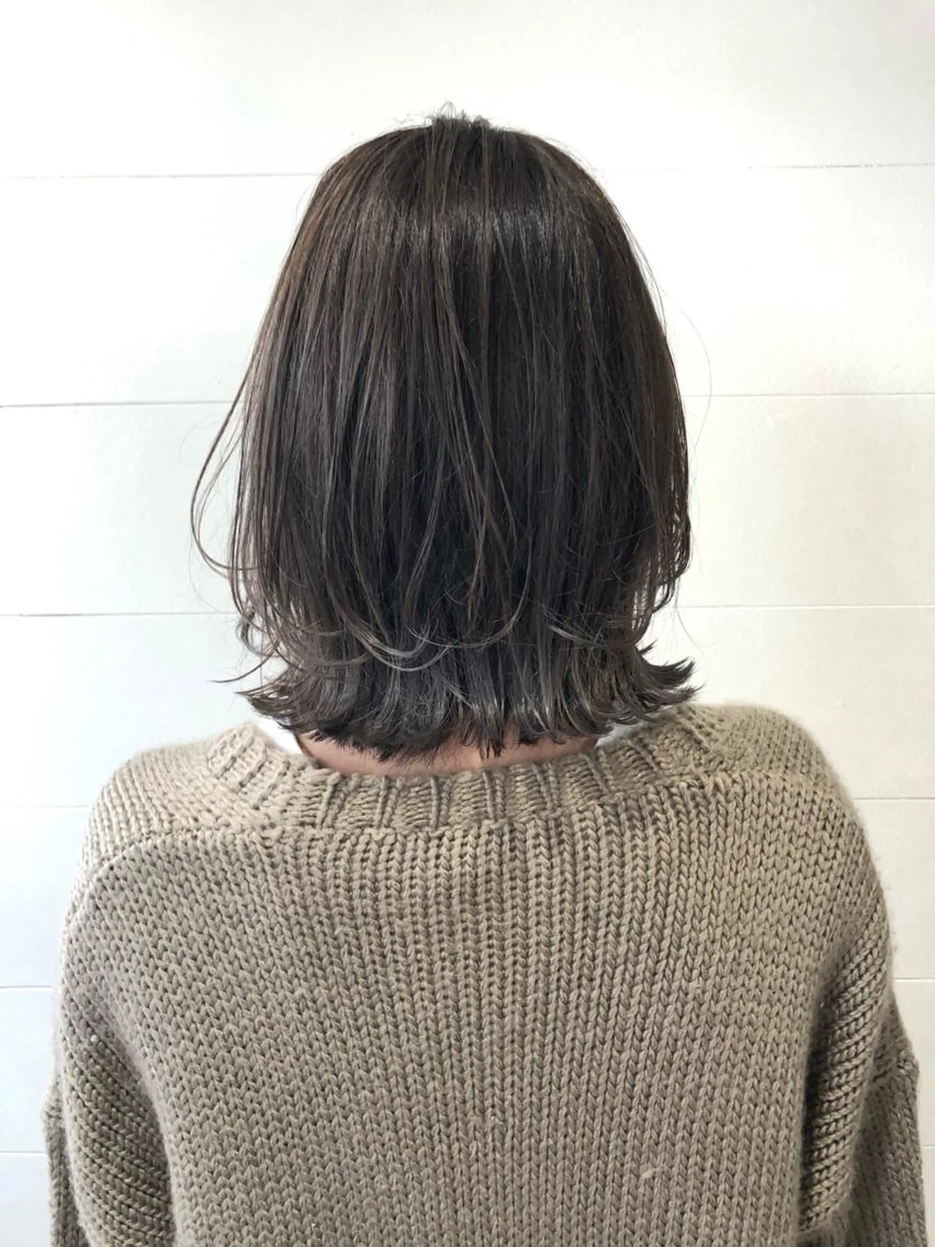 ミディアム esse大阪茶屋町店所属・レイヤーカット 新井田陽寿のヘアスタイル