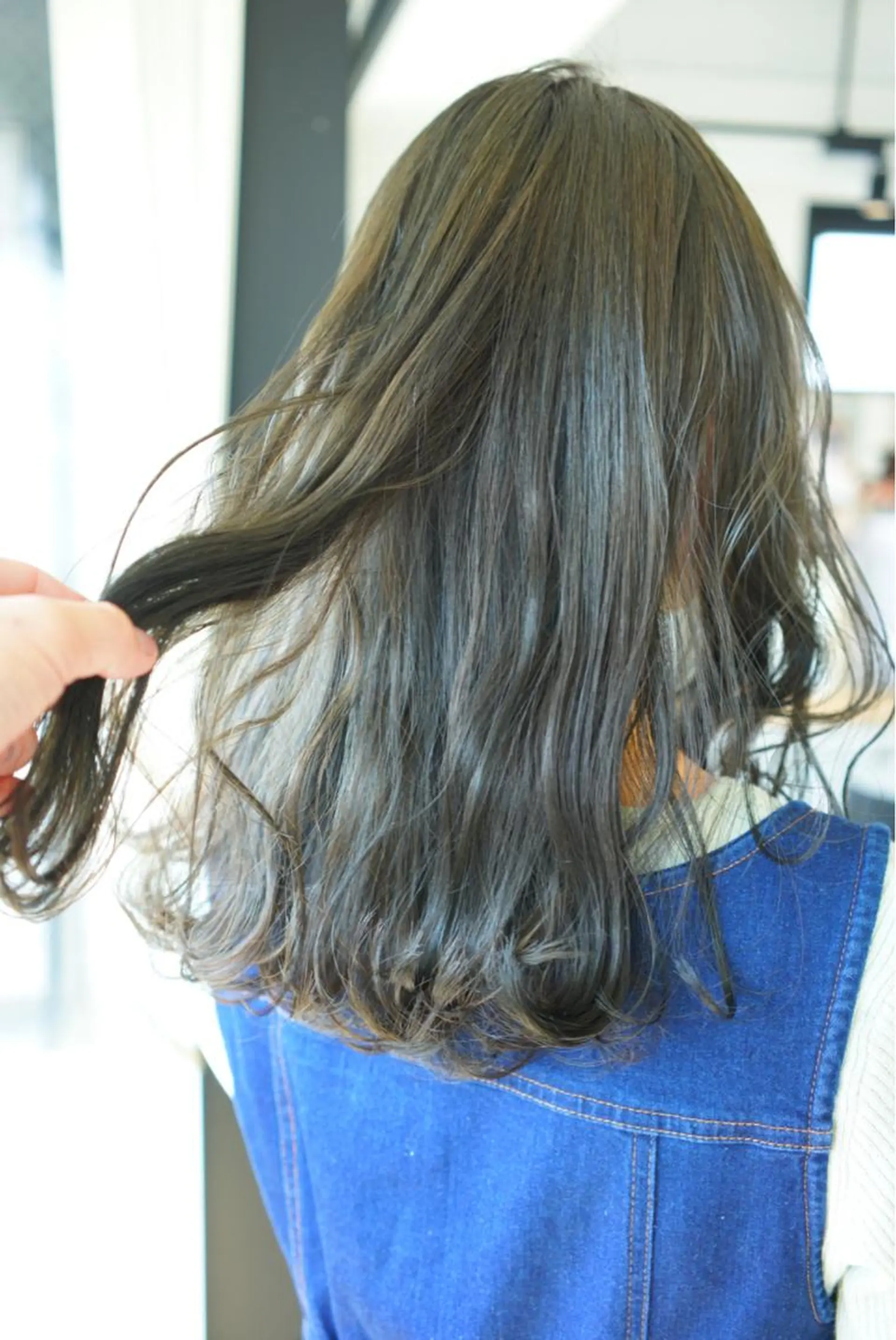 セミロング カラー オリーブカラー ヘアカラー ハイトーン/レイヤー /ケアブリーチ石川治のヘアスタイル