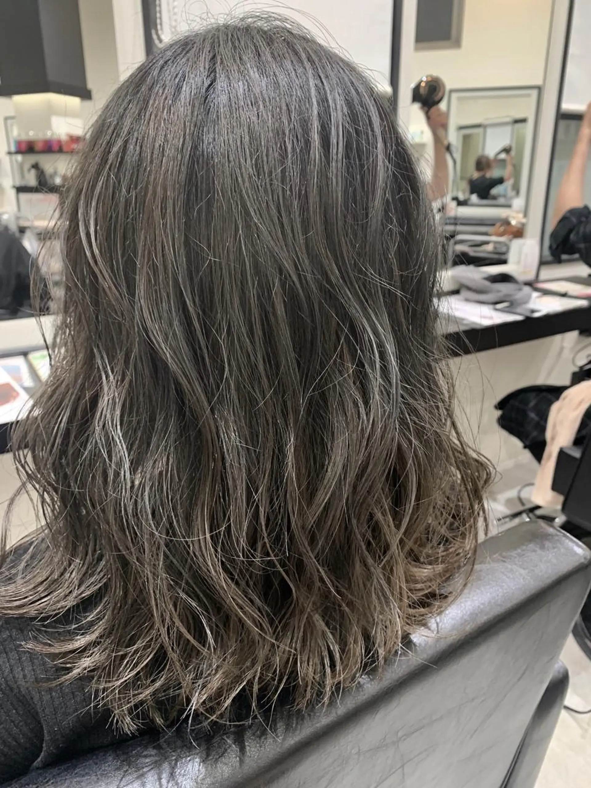 セミロング カラー 透明感カラー グレージュ カット ヘアカラー 喜友名 泉樹のヘアスタイル