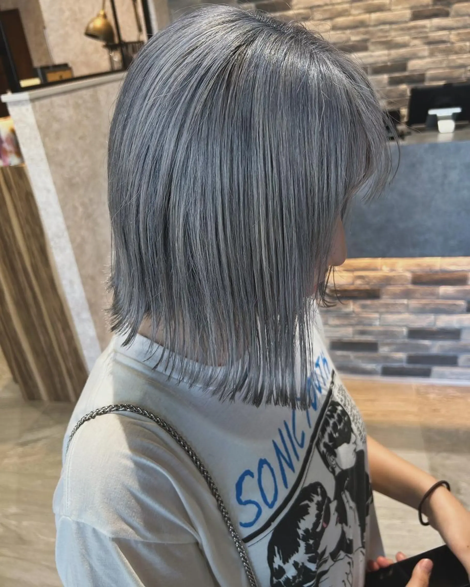 カラー セミロング ヘアアレンジ ブロンド ハイトーンカラー シルバー シャドールーツ earth　深川愛実のヘアスタイル