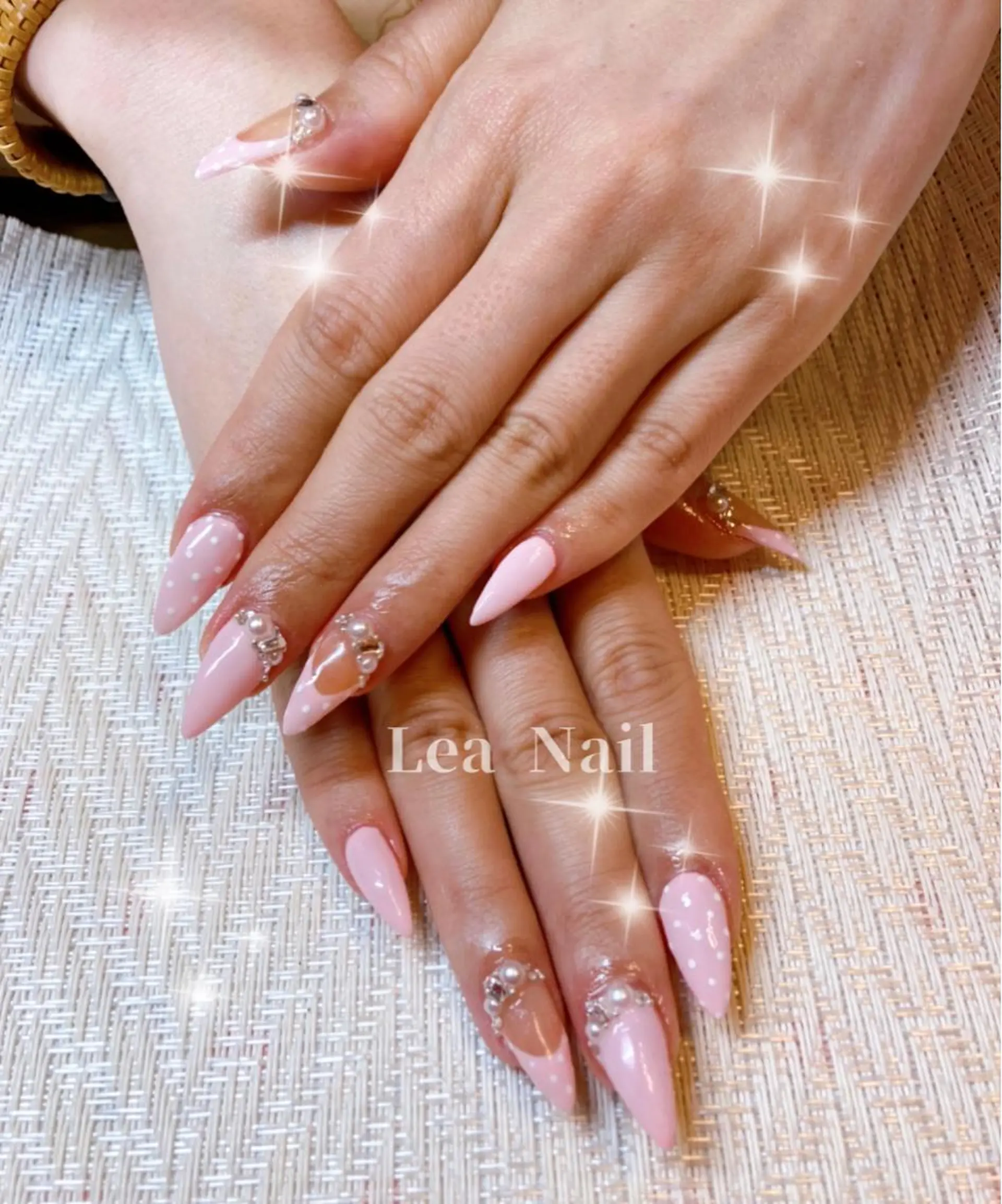ネイル ドット フレンチネイル ストーンネイル Lea Nailのネイルデザイン