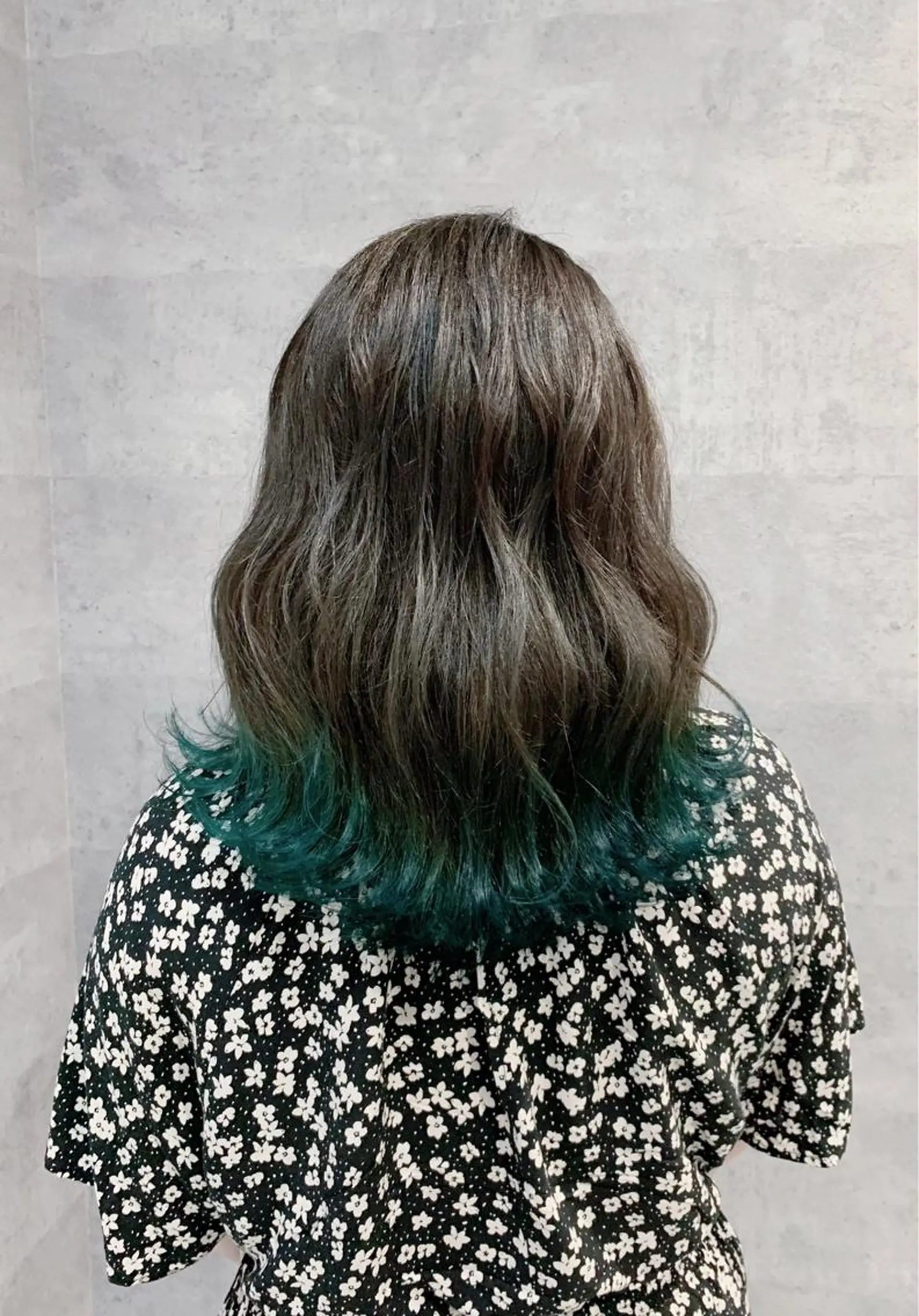 ミディアム カラー アッシュ アッシュグレー ブリーチ _WHITE 天神店 YUMEKA🐻のヘアスタイル