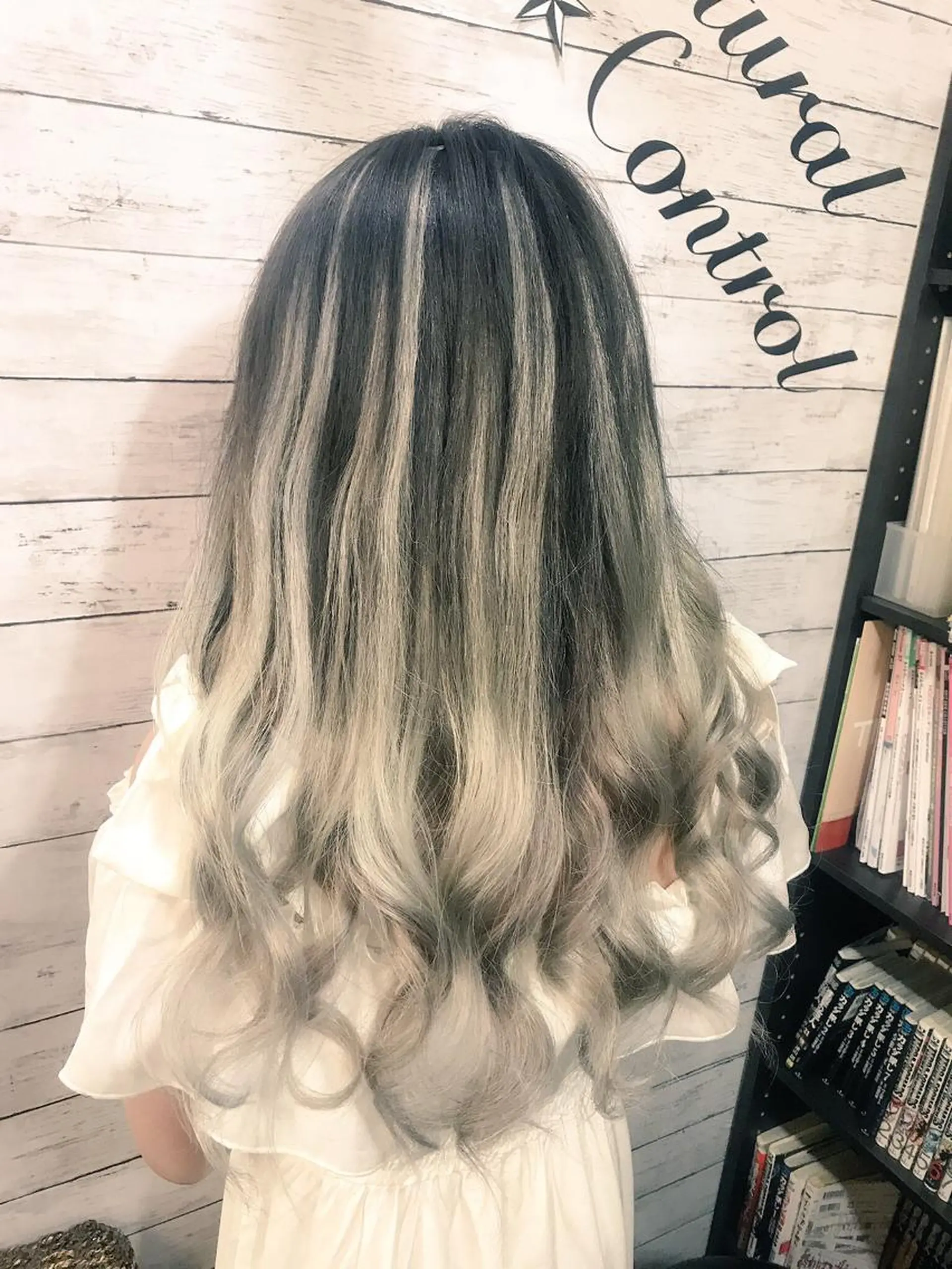 ロング カラー ダークグレー ダークグレージュ グラデーションカラー グレージュ シルバー ていねい技術No.1 🌈諏訪 健太のヘアスタイル