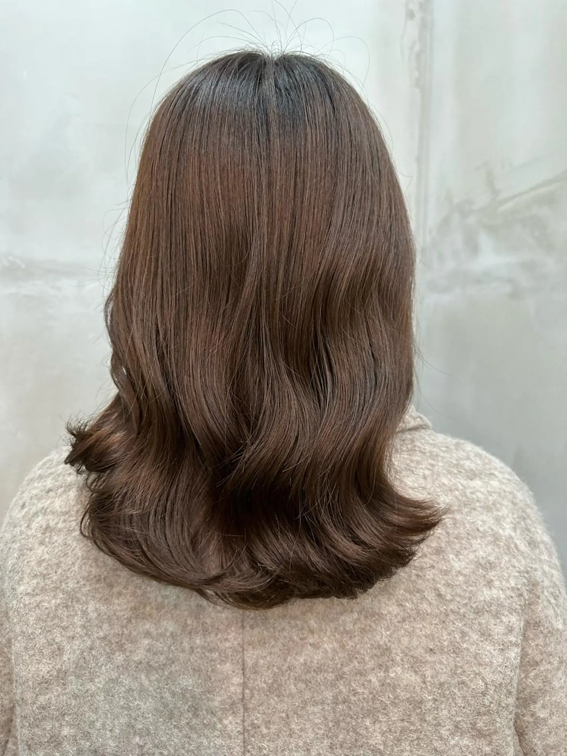 セミロング カット 益 佑夏のヘアスタイル