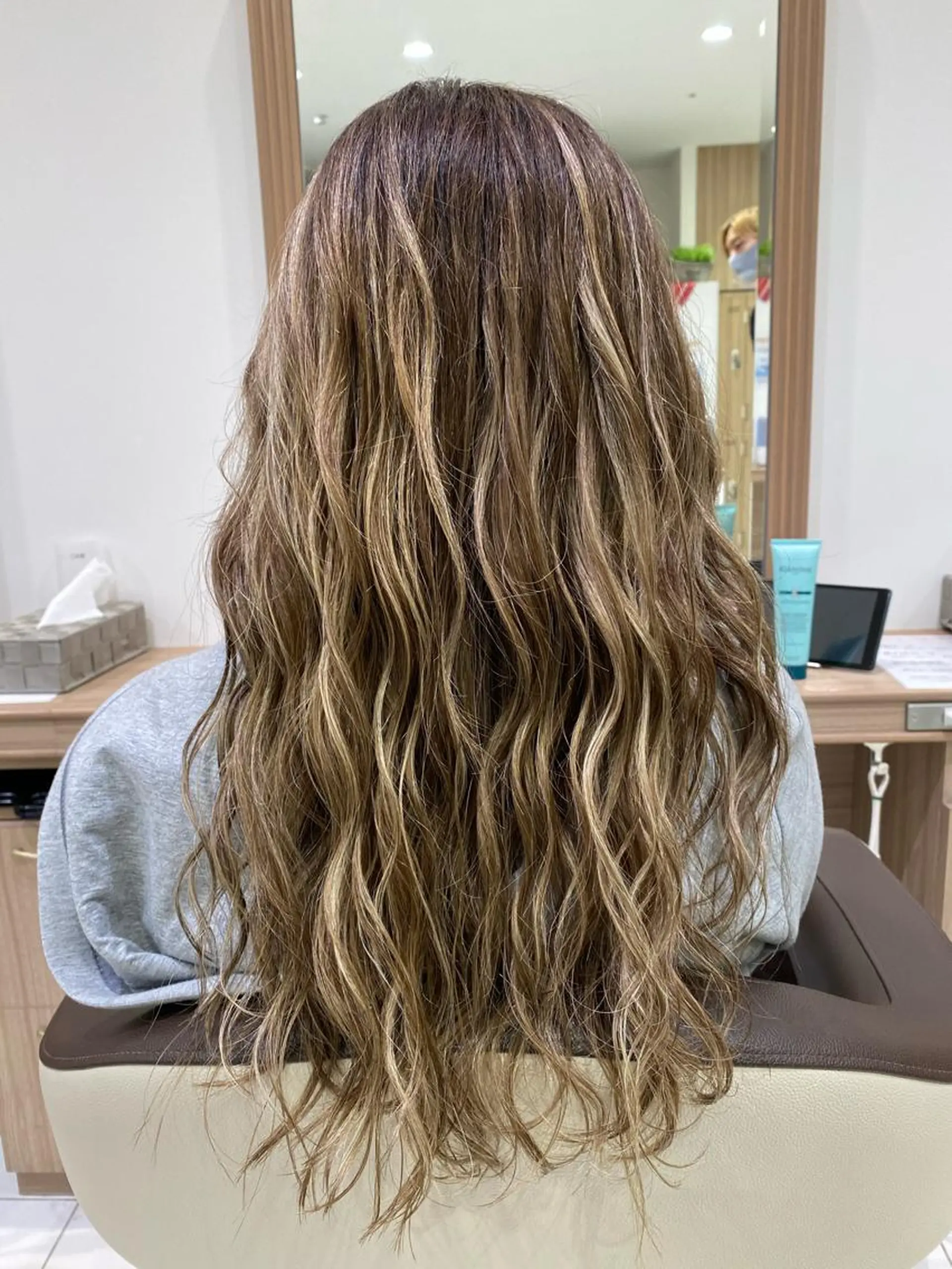 ロング カラー ベージュカラー ハイライトカラー ミルクティーベージュ ハイライト 渡邉 理央のヘアスタイル