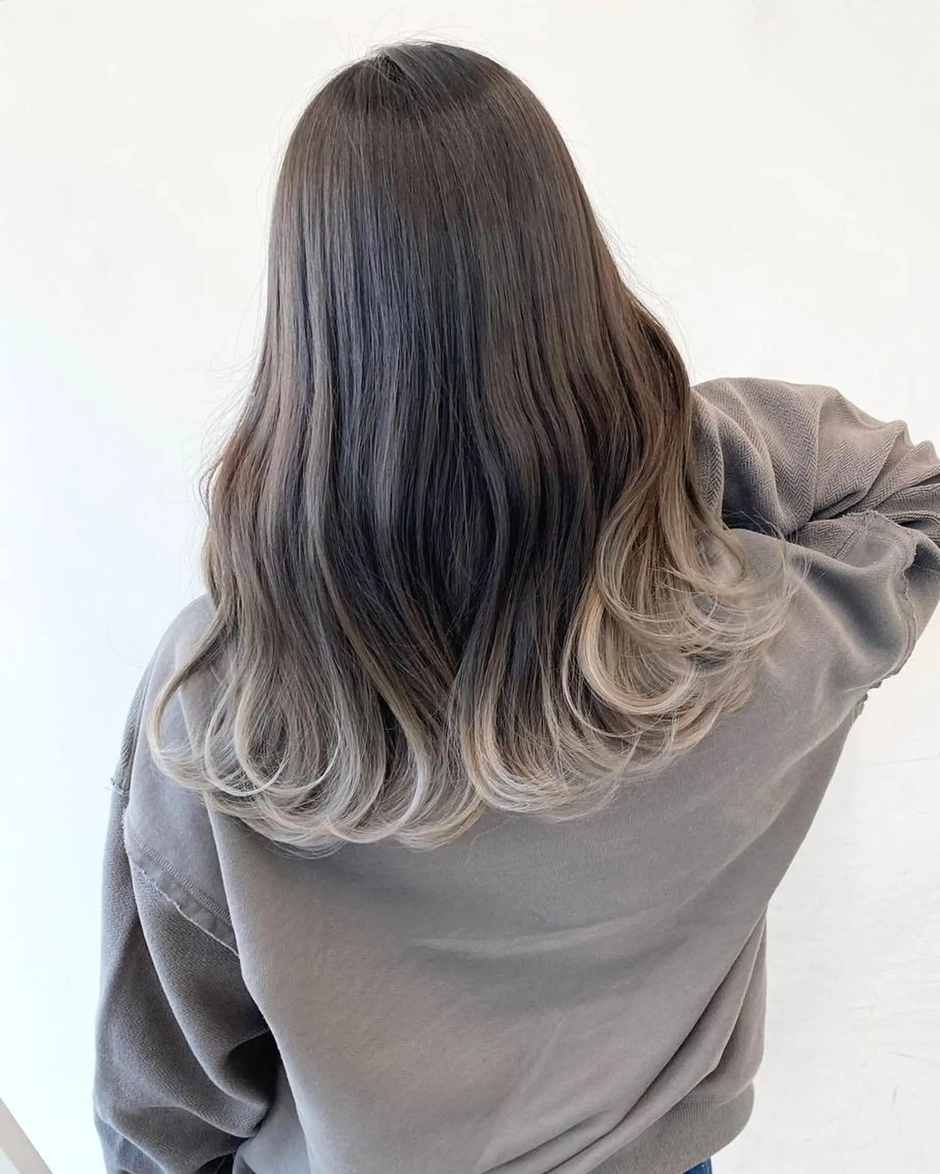 セミロング ハイライト 髪質改善 レイヤーカット 縮毛矯正 トリートメント 【公式】amble luxe池袋東口🩷のヘアスタイル