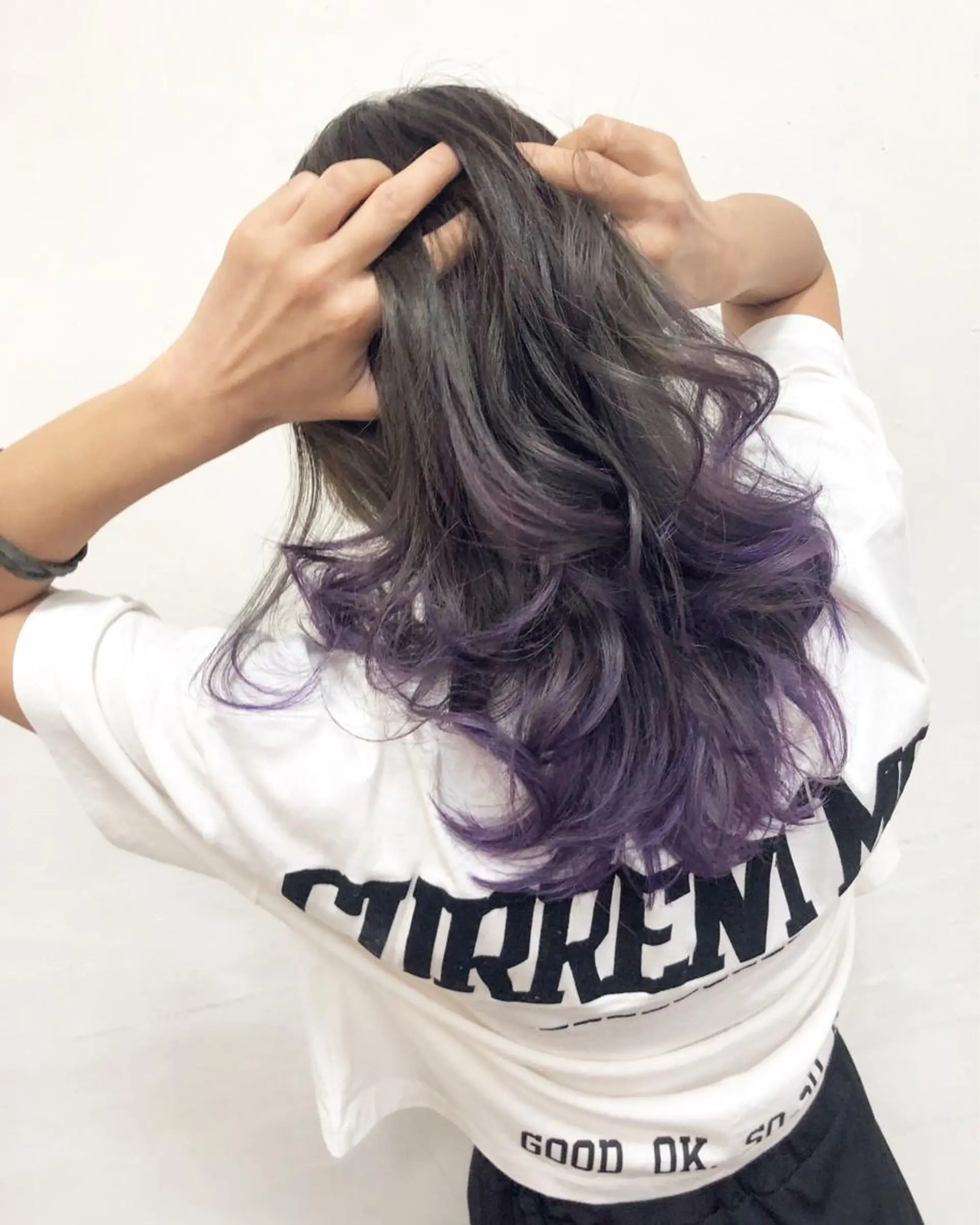 セミロング カラー グラデーションカラー パープルカラー ヘアカラー GLAD 萩原のヘアスタイル