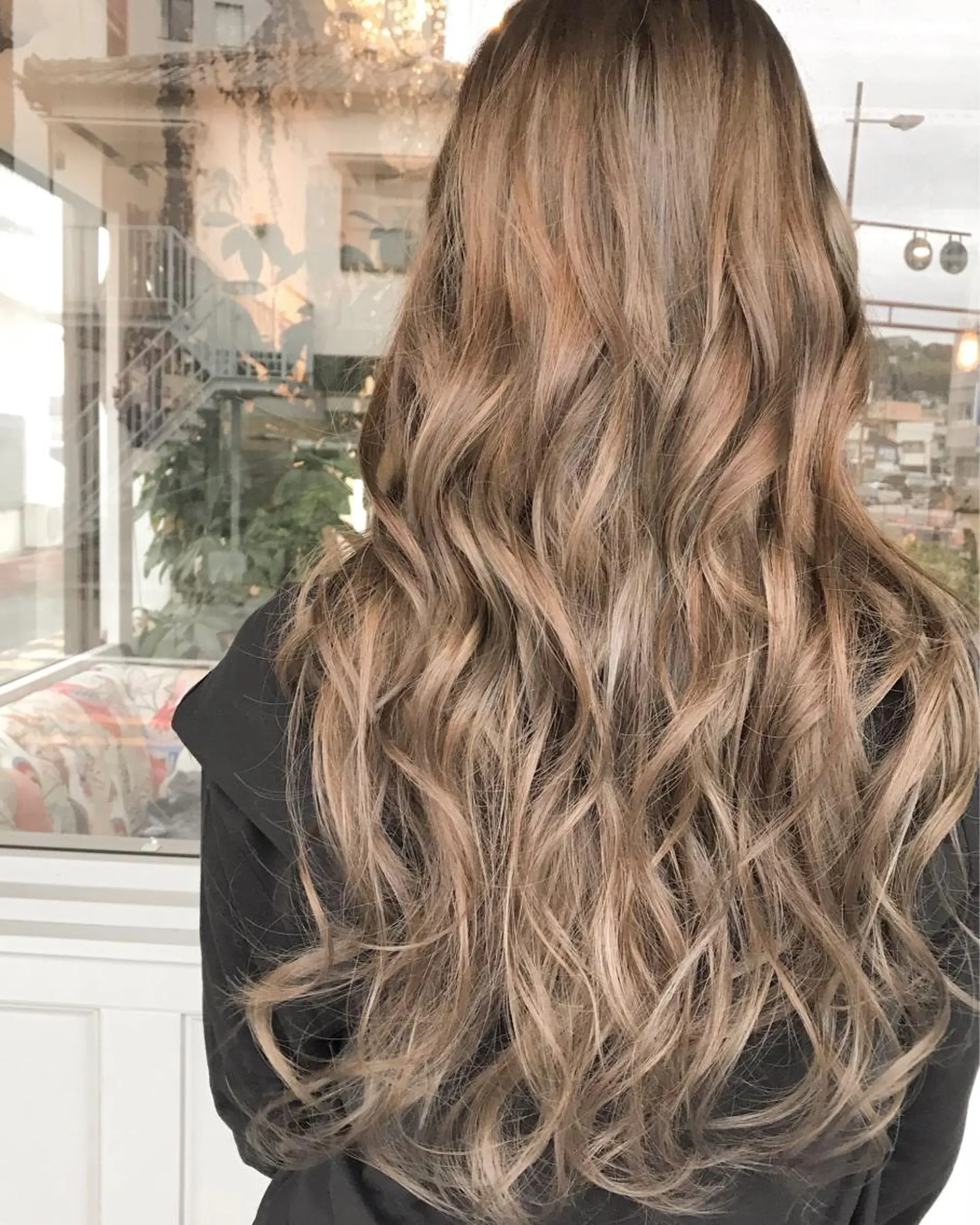 ロング カラー ヘアアレンジ お団子ヘア 切りっぱなしボブ バレイヤージュ ブリーチ グラデーションカラー Mariana/ 鶴原-ハイライトのヘアスタイル