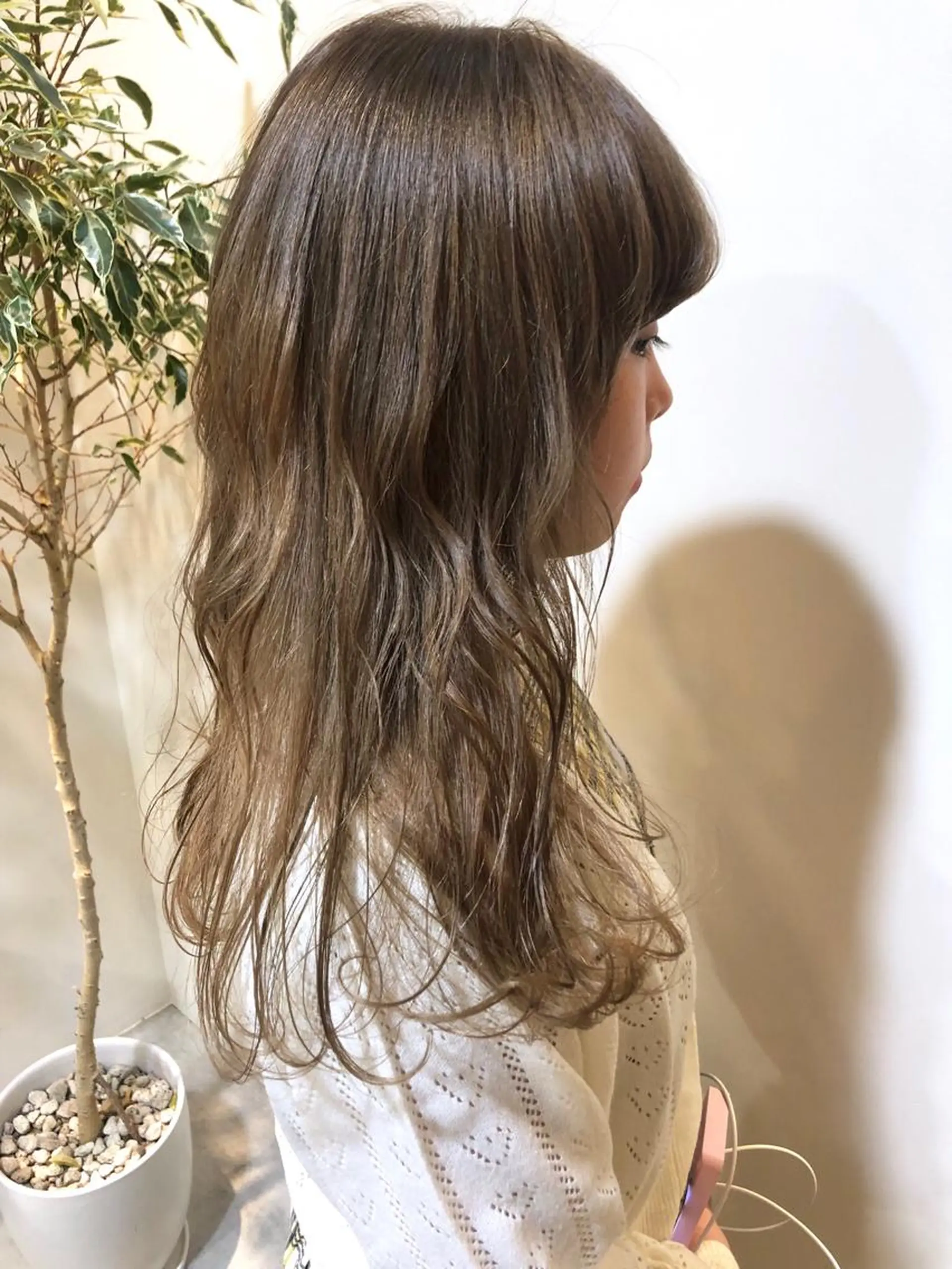 ロング カラー MIOベージュカラー 柔らかいカラーのヘアスタイル