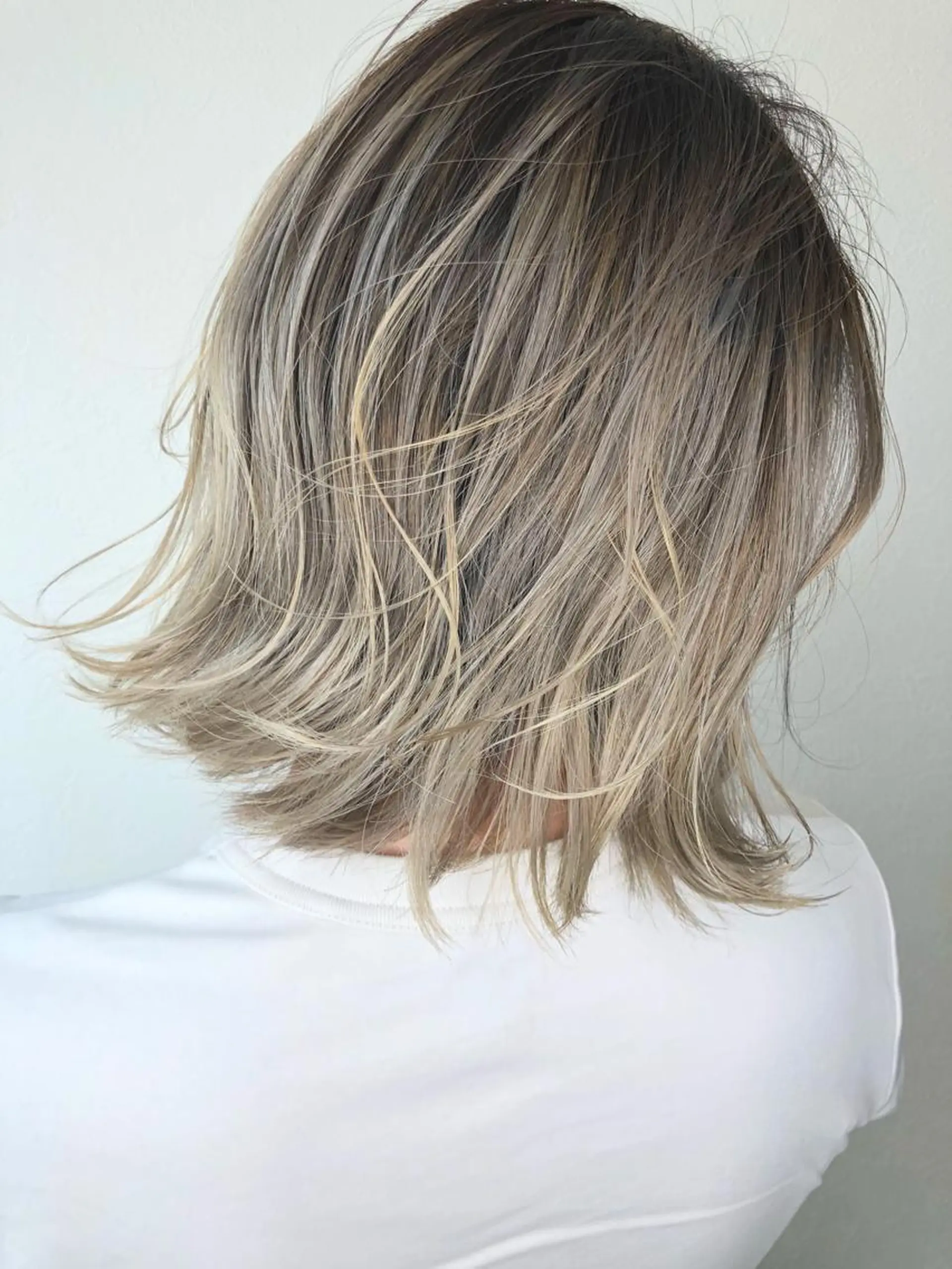 ショート カラー アディクシーカラー バレイヤージュ ベージュカラー ブリーチ ケアブリーチ ito. ブリーチ/髪質改善のヘアスタイル