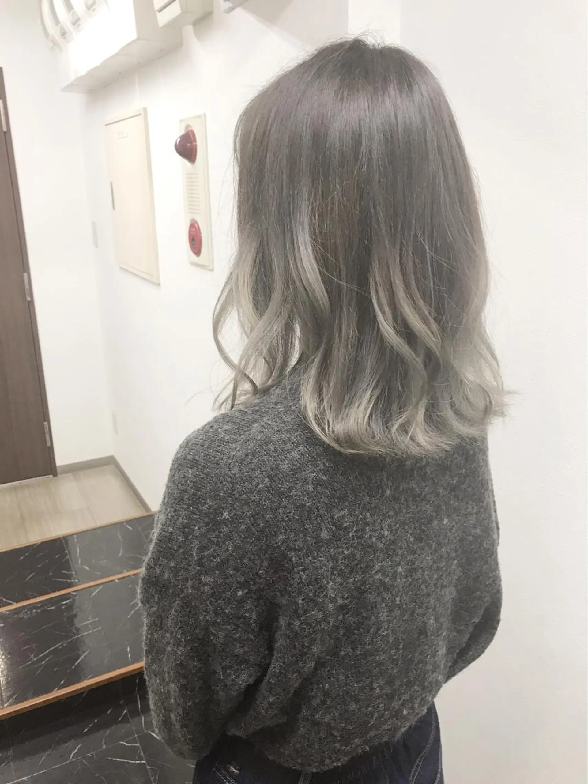 ミディアム カラー ヤナ マネージャーのヘアスタイル