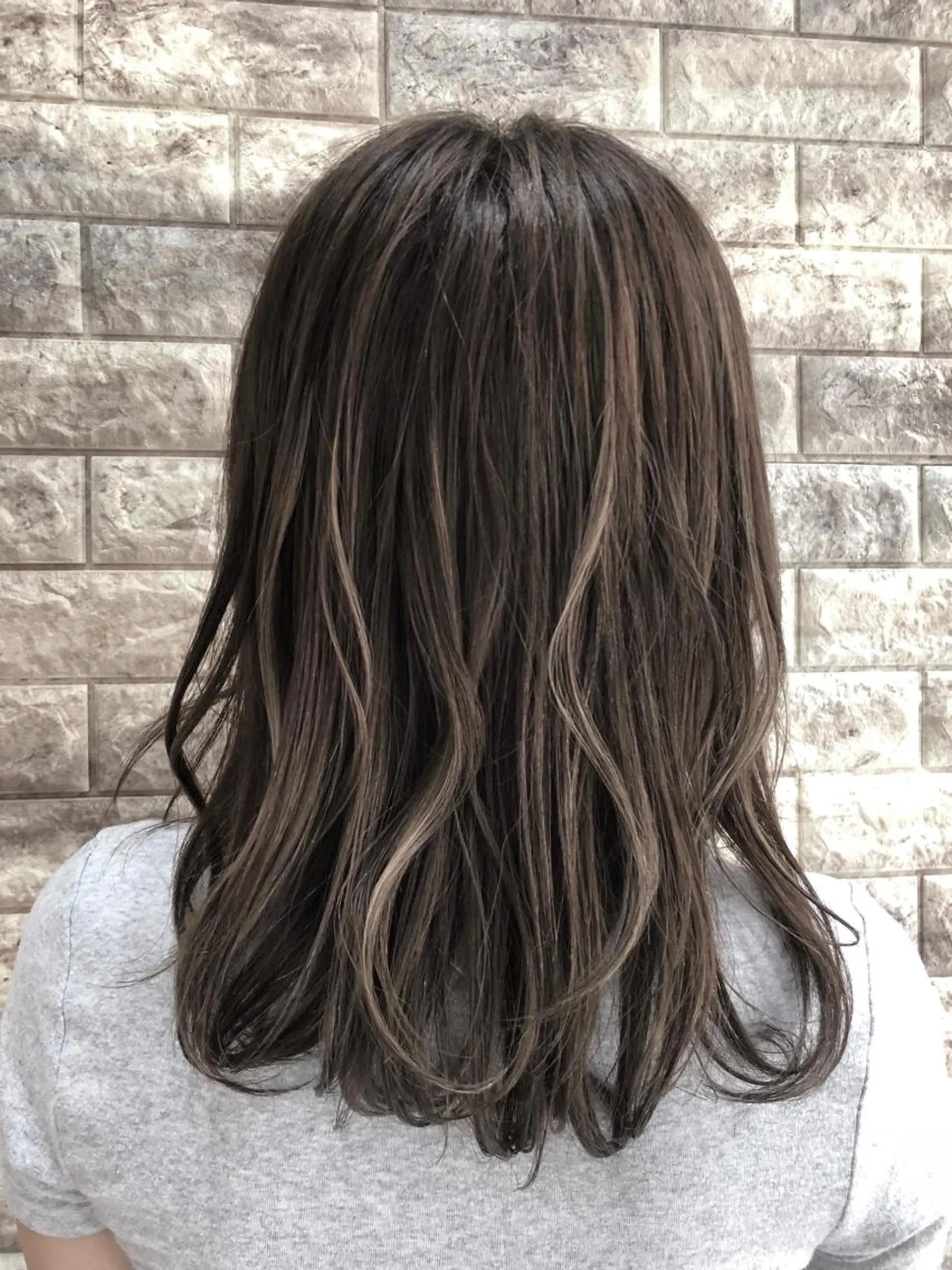 セミロング ハイライト ヘアカラー yuki🌼 Hip's decoのヘアスタイル