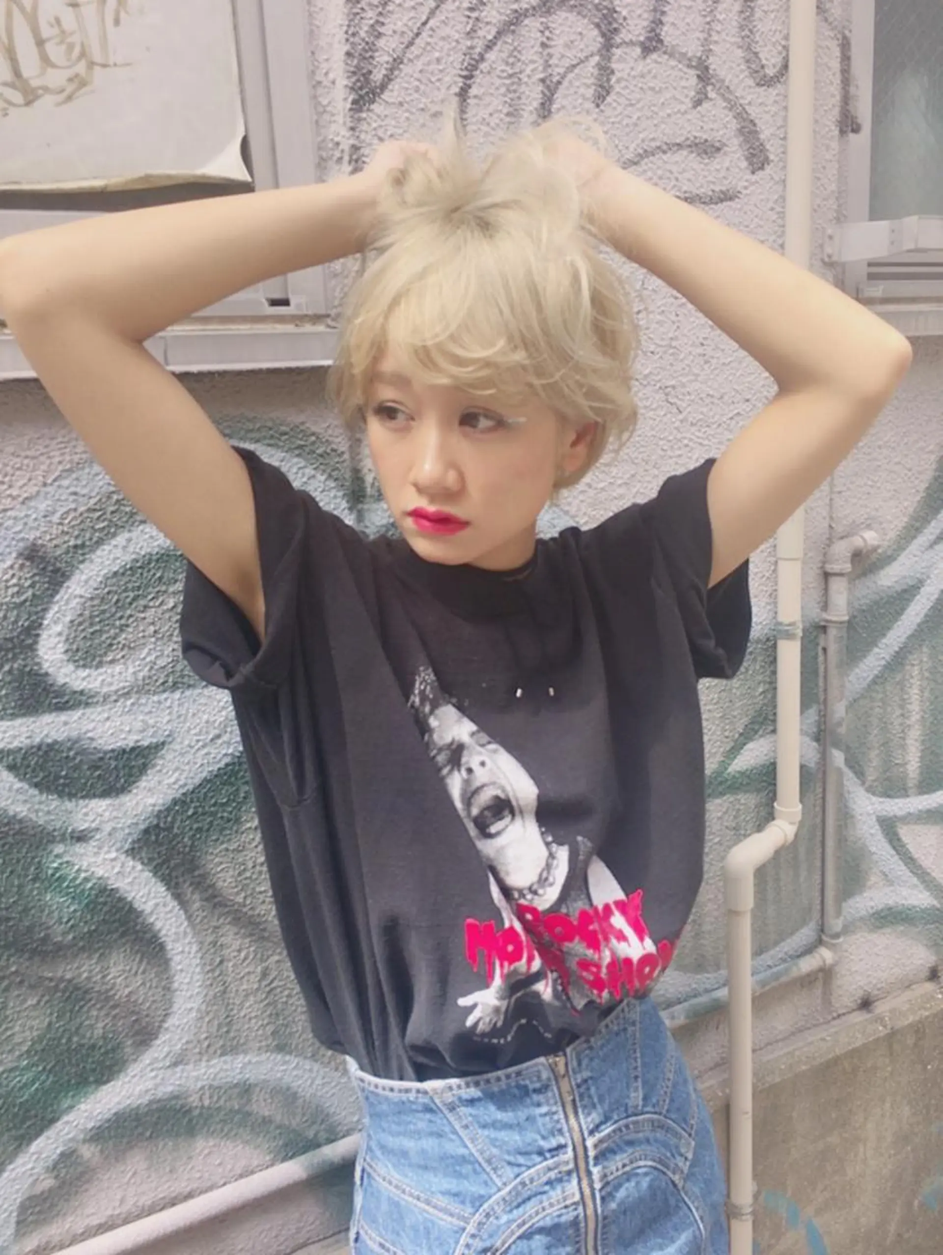 ショート カラー ウルフカット／吉村 桃子のヘアスタイル