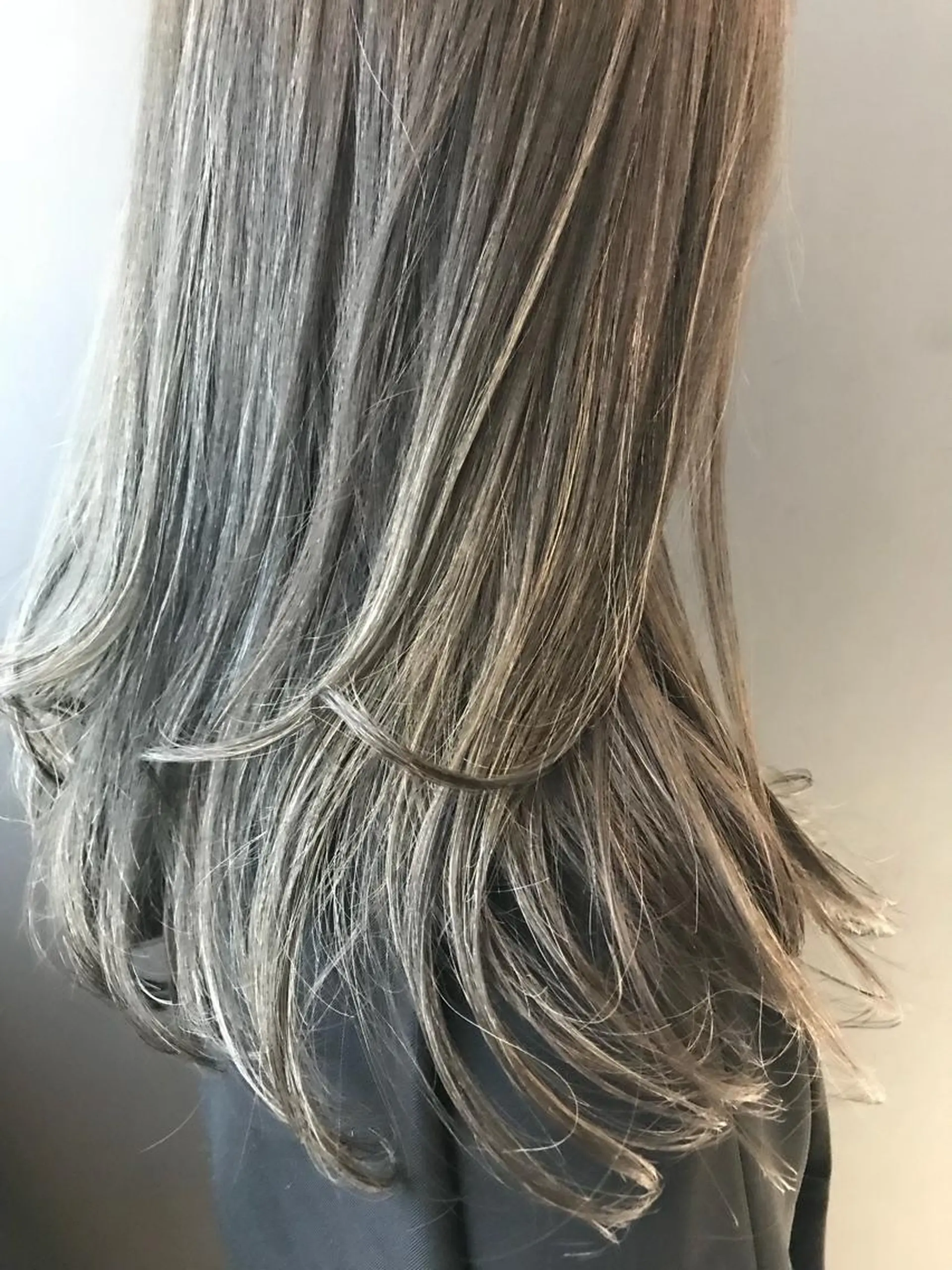 セミロング カラー アッシュ グレージュ ハイライトカラー ハイライト ヘアカラー BOX mico.のヘアスタイル