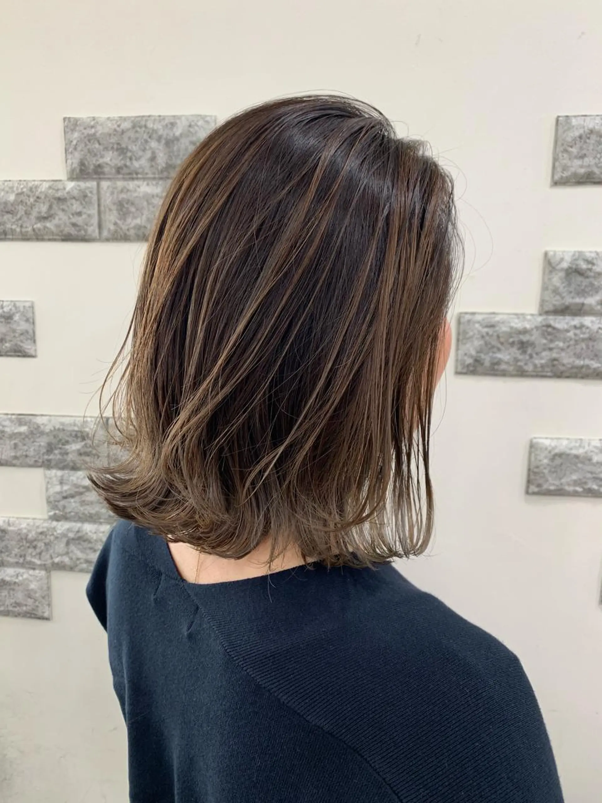 ミディアム カラー SALOWIN新宿三丁目 Frente店所属・薄田 珠美のヘアスタイル