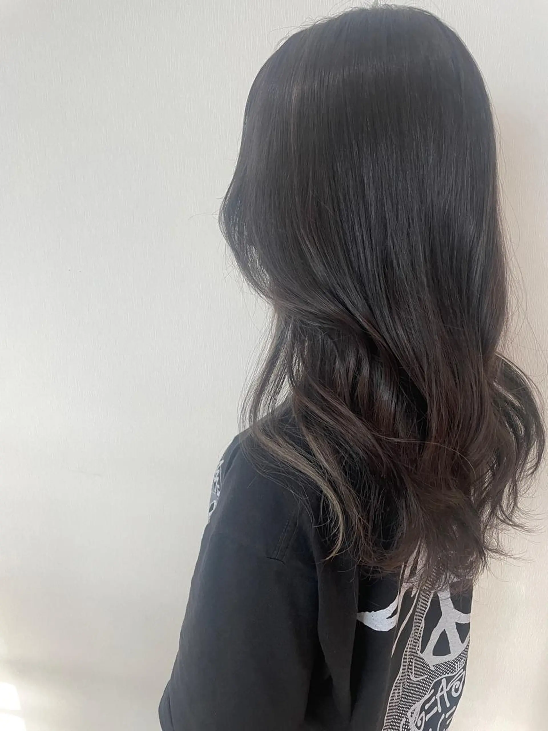 セミロング カラー 三浦 瑠璃のヘアスタイル