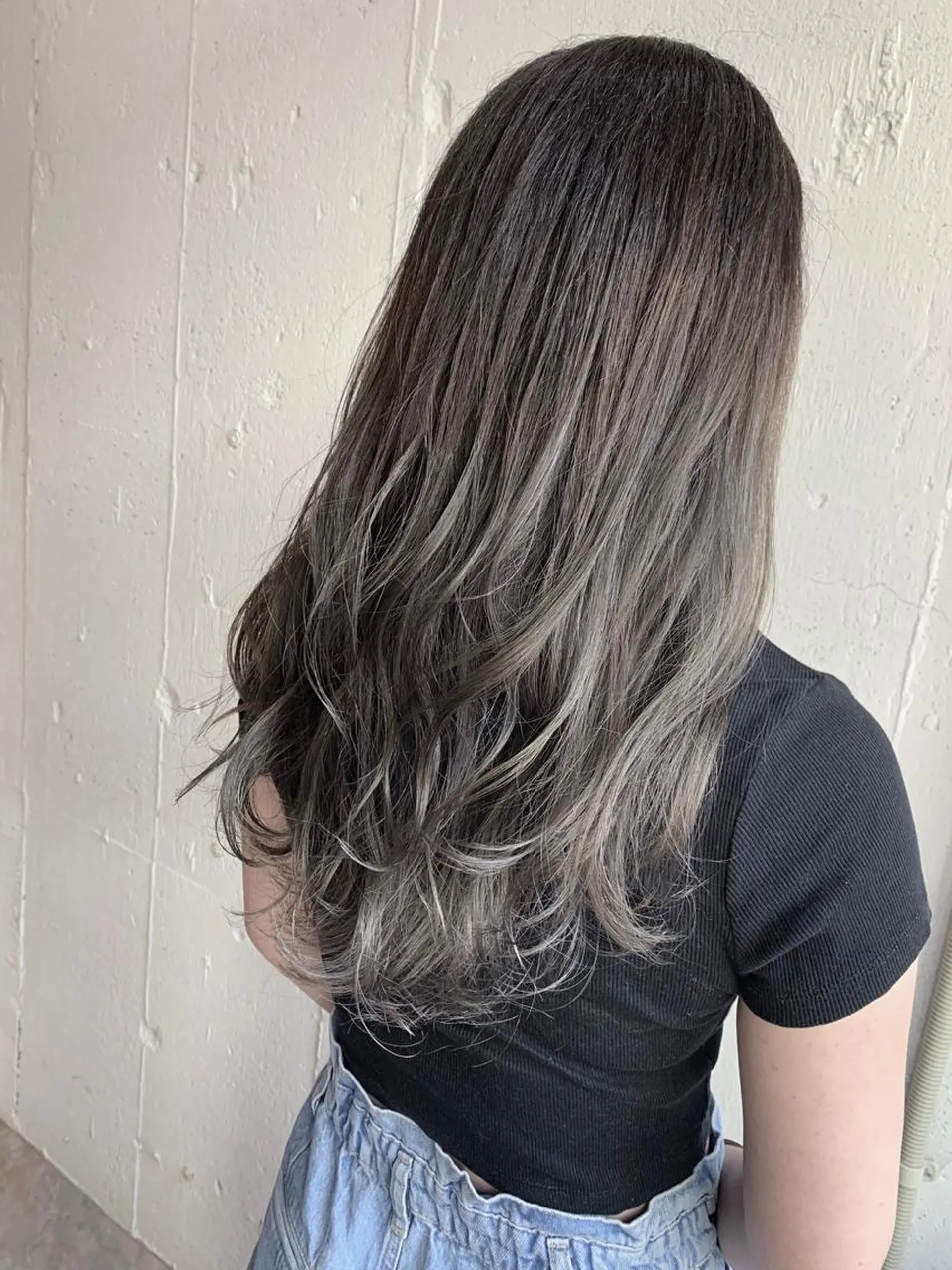 セミロング カラー グラデーションカラー イルミナカラー シルバー Fuuu《フゥ》所属・シノザキ シンゴのヘアスタイル