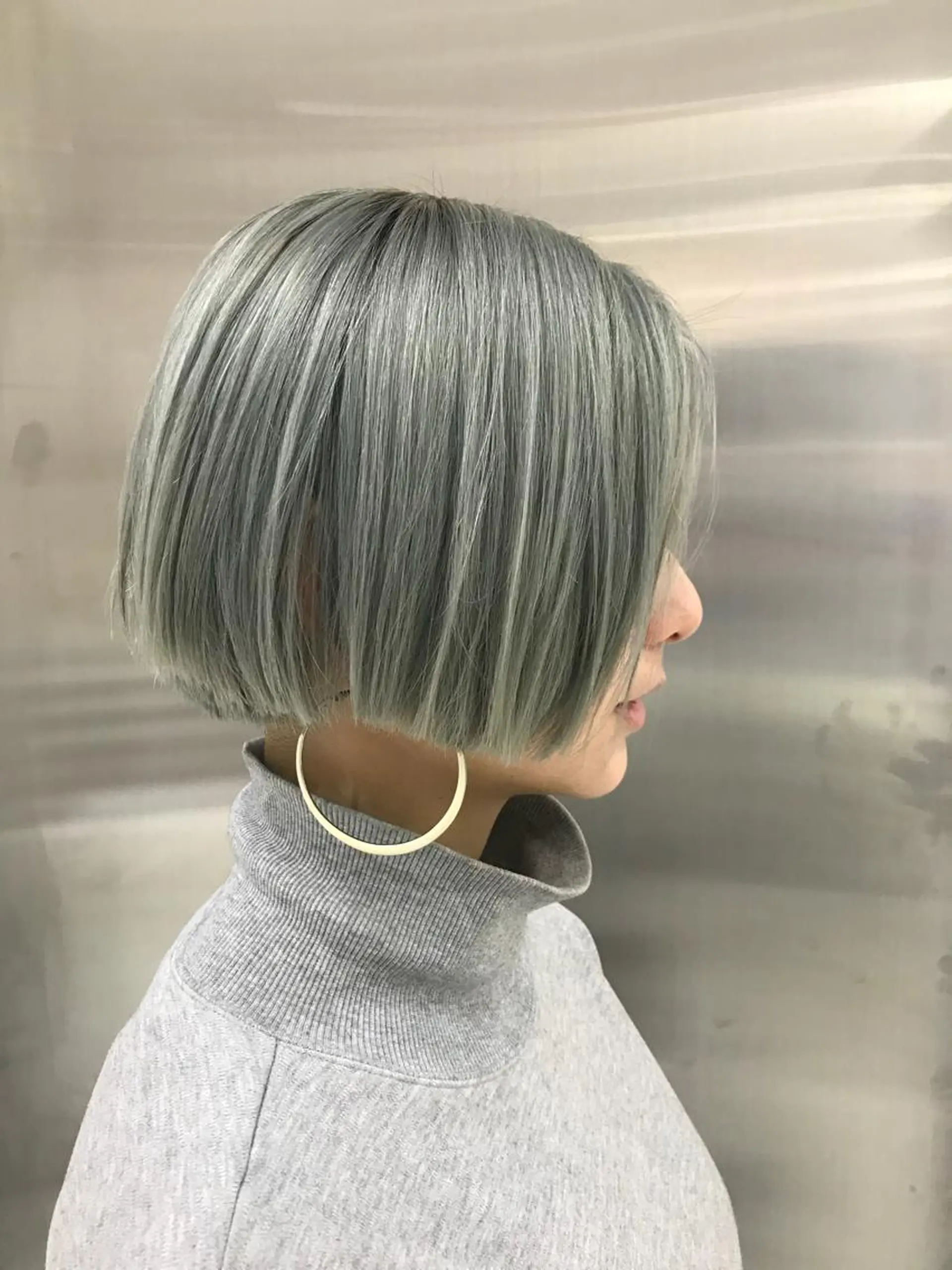 ショート カラー シルバー ボブ 苅北 泰輔のヘアスタイル