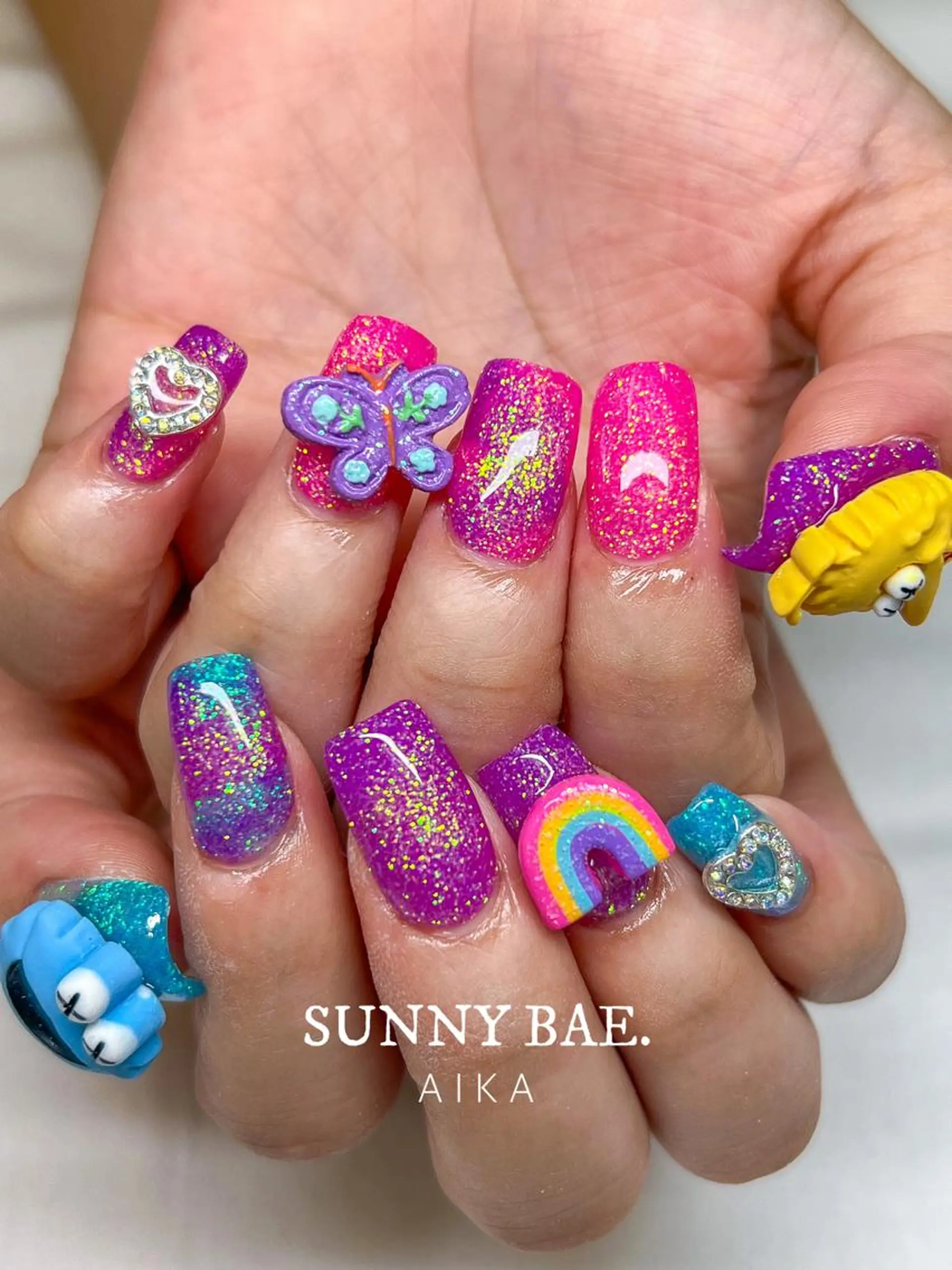 ミディアム ネイル アートネイル ジェルネイル キラキラネイル ロングネイル 持ち込み SUNNY BAE.所属・Made By AIKAのネイルデザイン