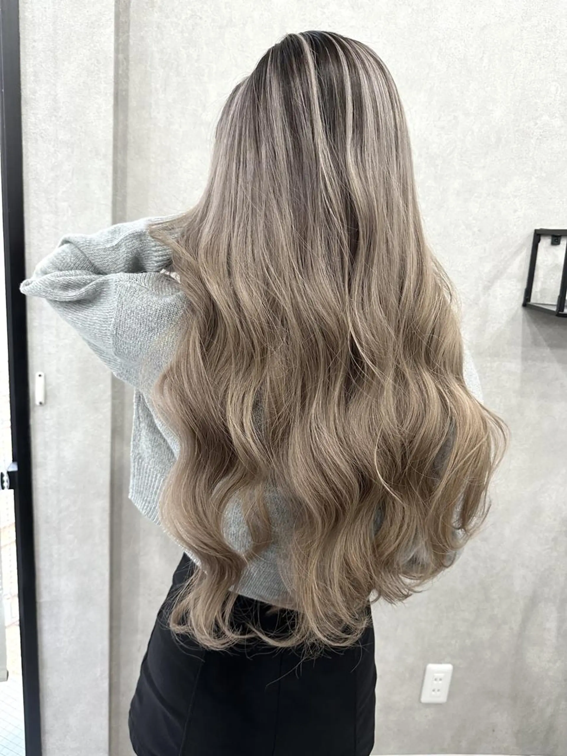 ロング カラー パーマ ヘアアレンジ シールエクステ アッシュ バレイヤージュ ベージュカラー ブリーチ ハイトーン カラーのヘアスタイル