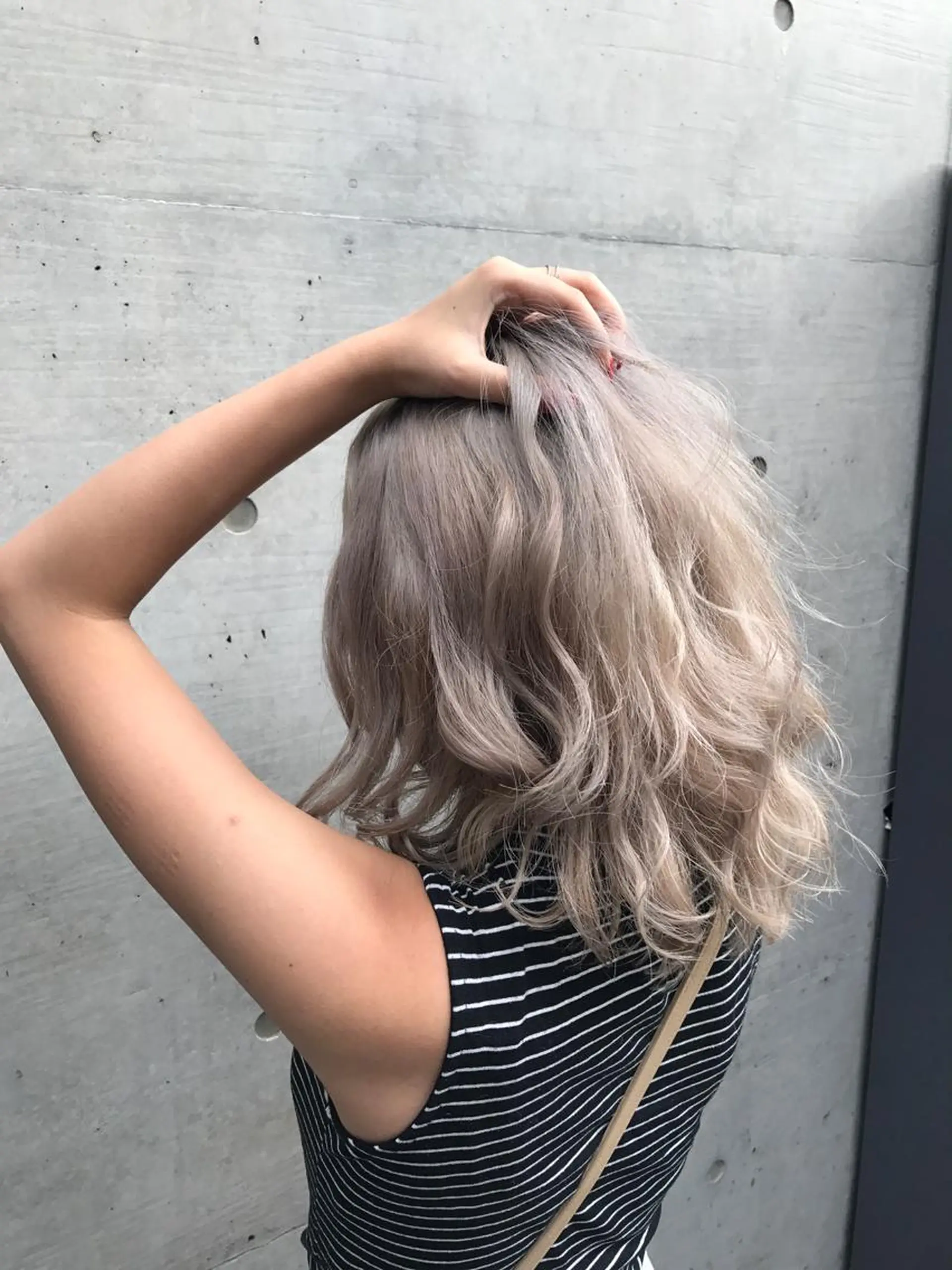 ミディアム カラー 切りっぱなしボブ アッシュ ホワイトアッシュ ボブ 外ハネヘア ていねい技術No.1 🌈諏訪 健太のヘアスタイル