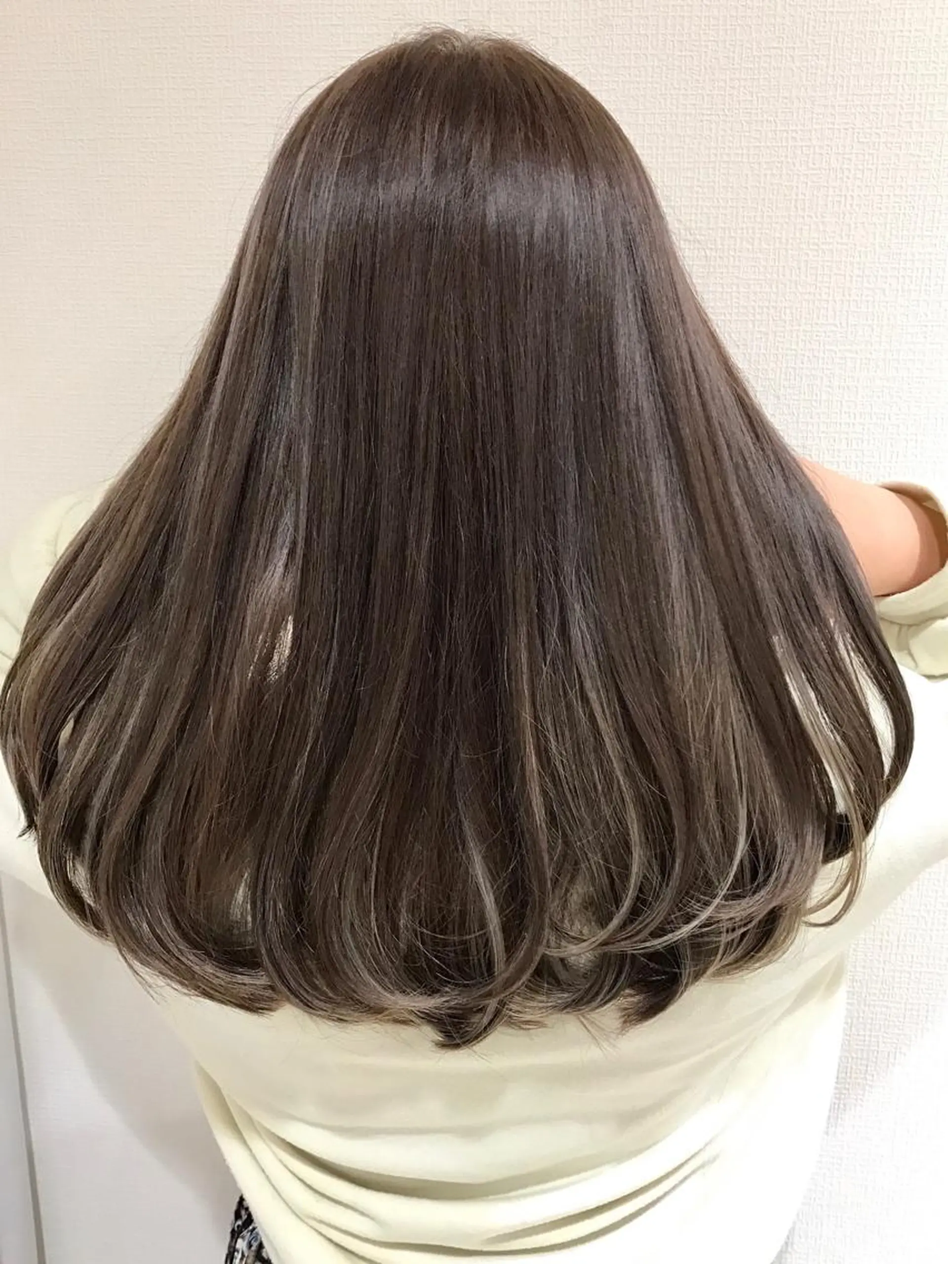 セミロング アッシュ ハイライト ヘアカラー トリートメント Fbeauty青山所属・全国から予約殺到✂️ 根本和真のヘアスタイル