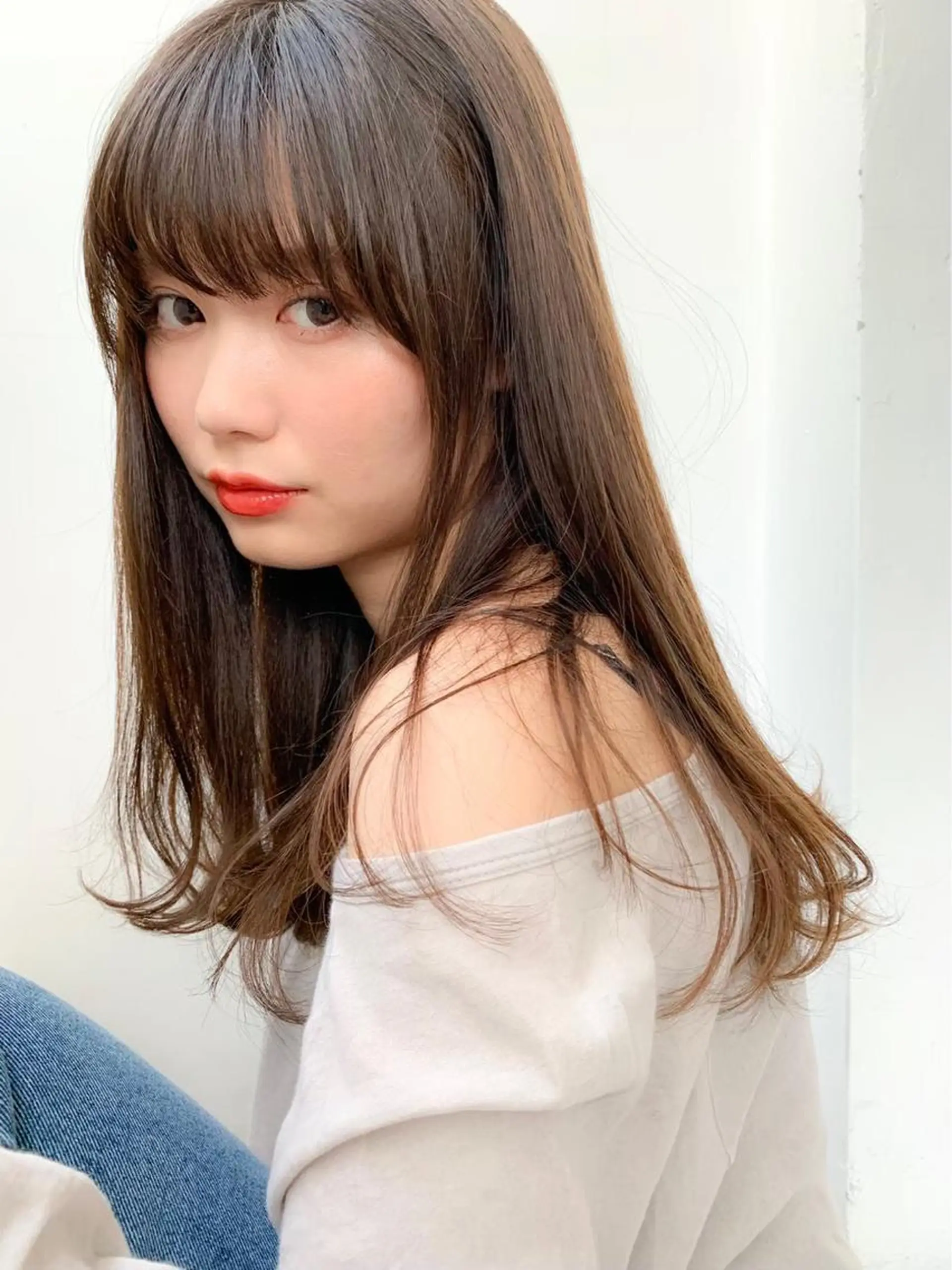 セミロング ミルクティーカラー イイサカシュンスケのヘアスタイル