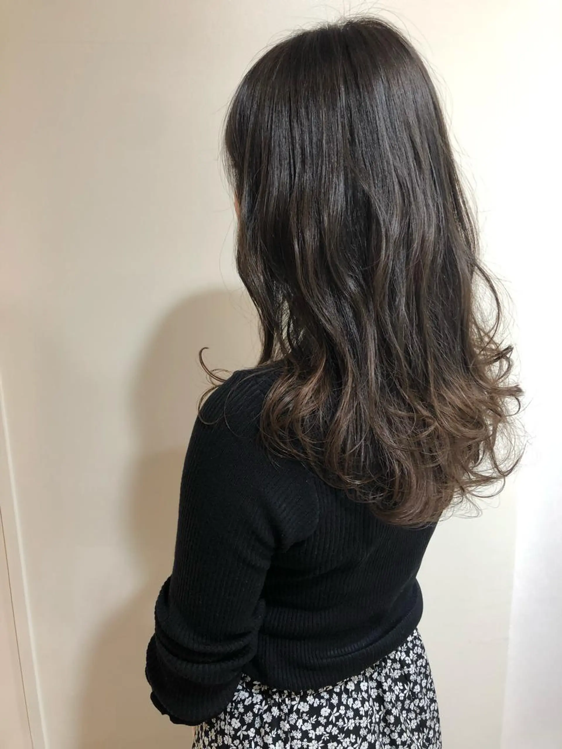 ロング カラー MIOベージュカラー 柔らかいカラーのヘアスタイル