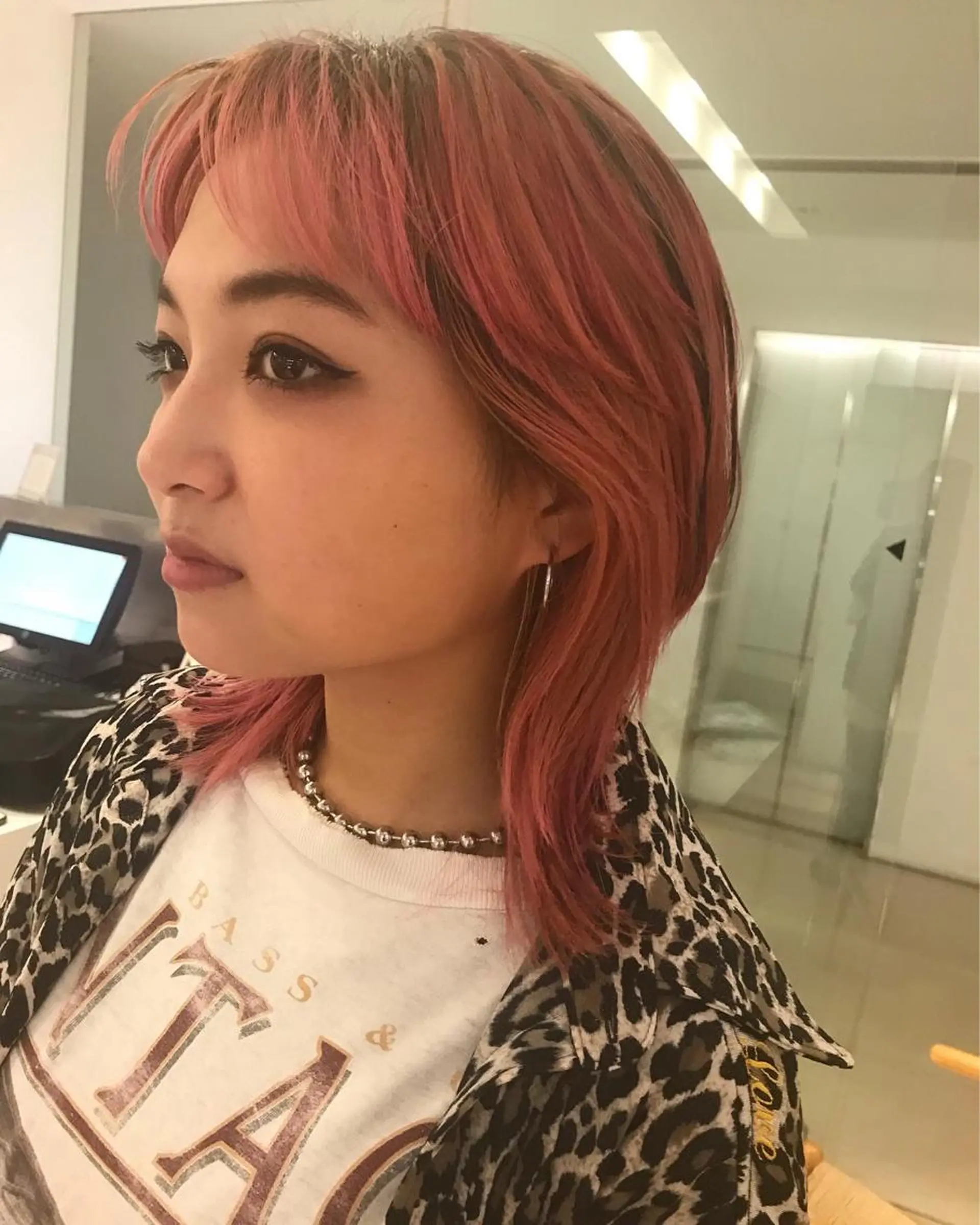 ミディアム カラー ウルフカット ブリーチ/レイヤー 🌻Mutsumiのヘアスタイル