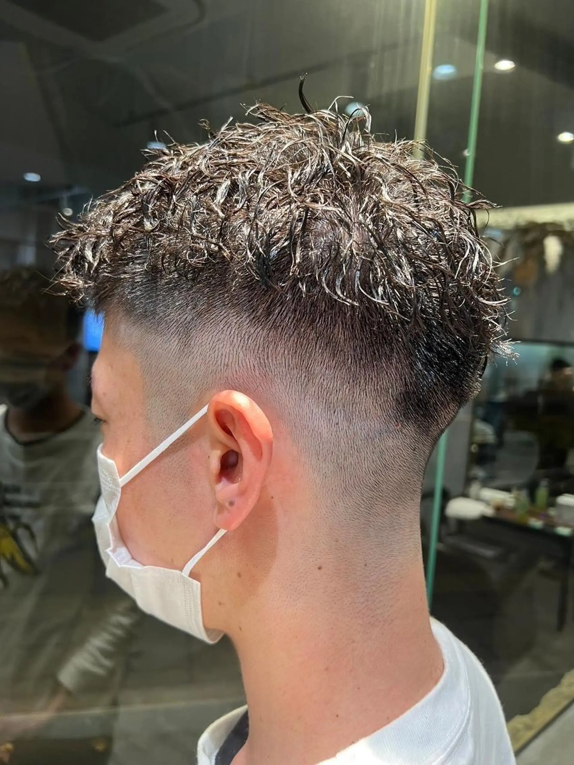 ショート パーマ ハイトーンカラー が絶対可愛い✨泰聖✨のヘアスタイル