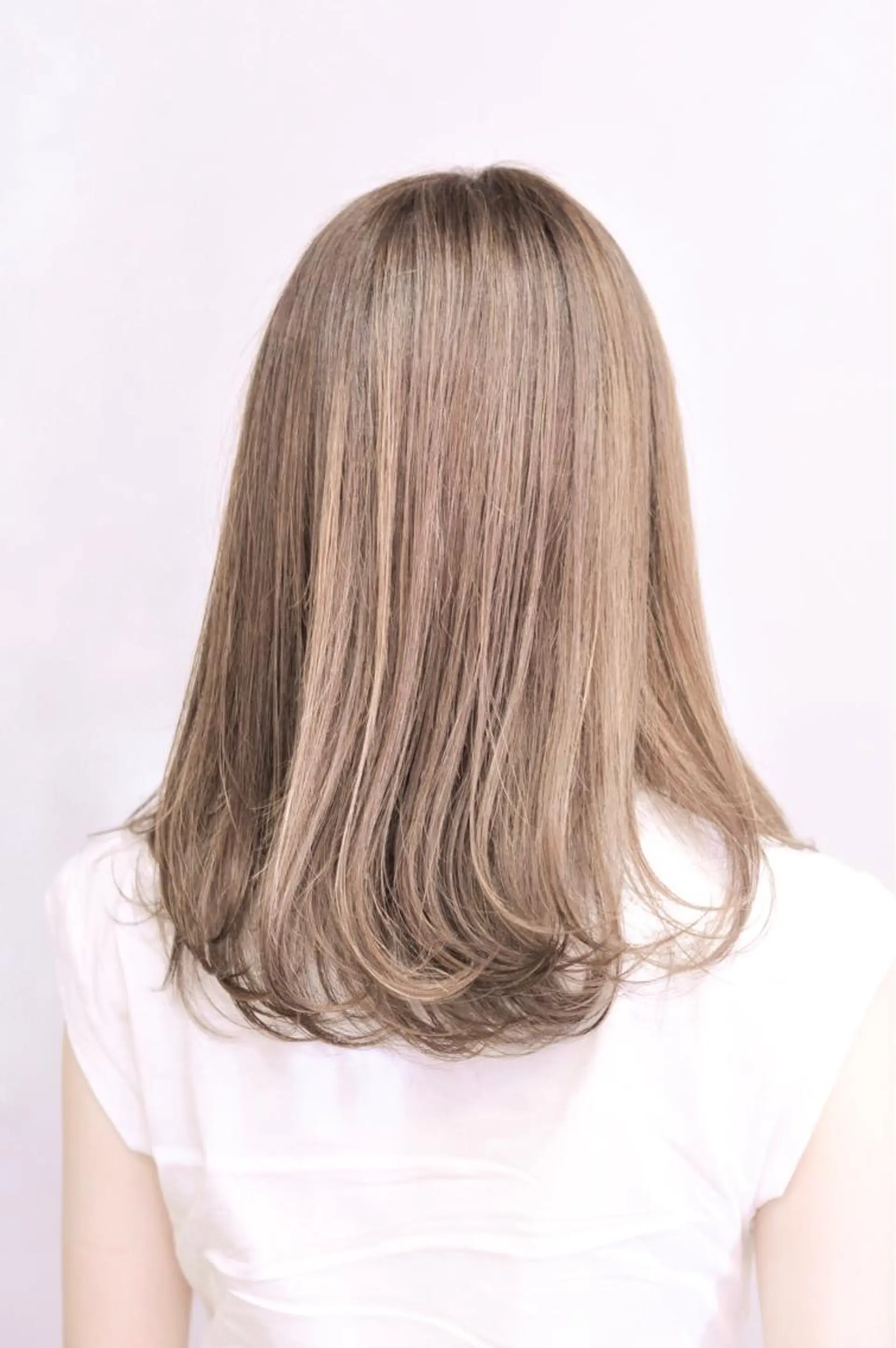 ミディアム カラー アッシュ ベージュカラー ブリーチ ハイトーンカラー kiki所属・中田 敏明のヘアスタイル