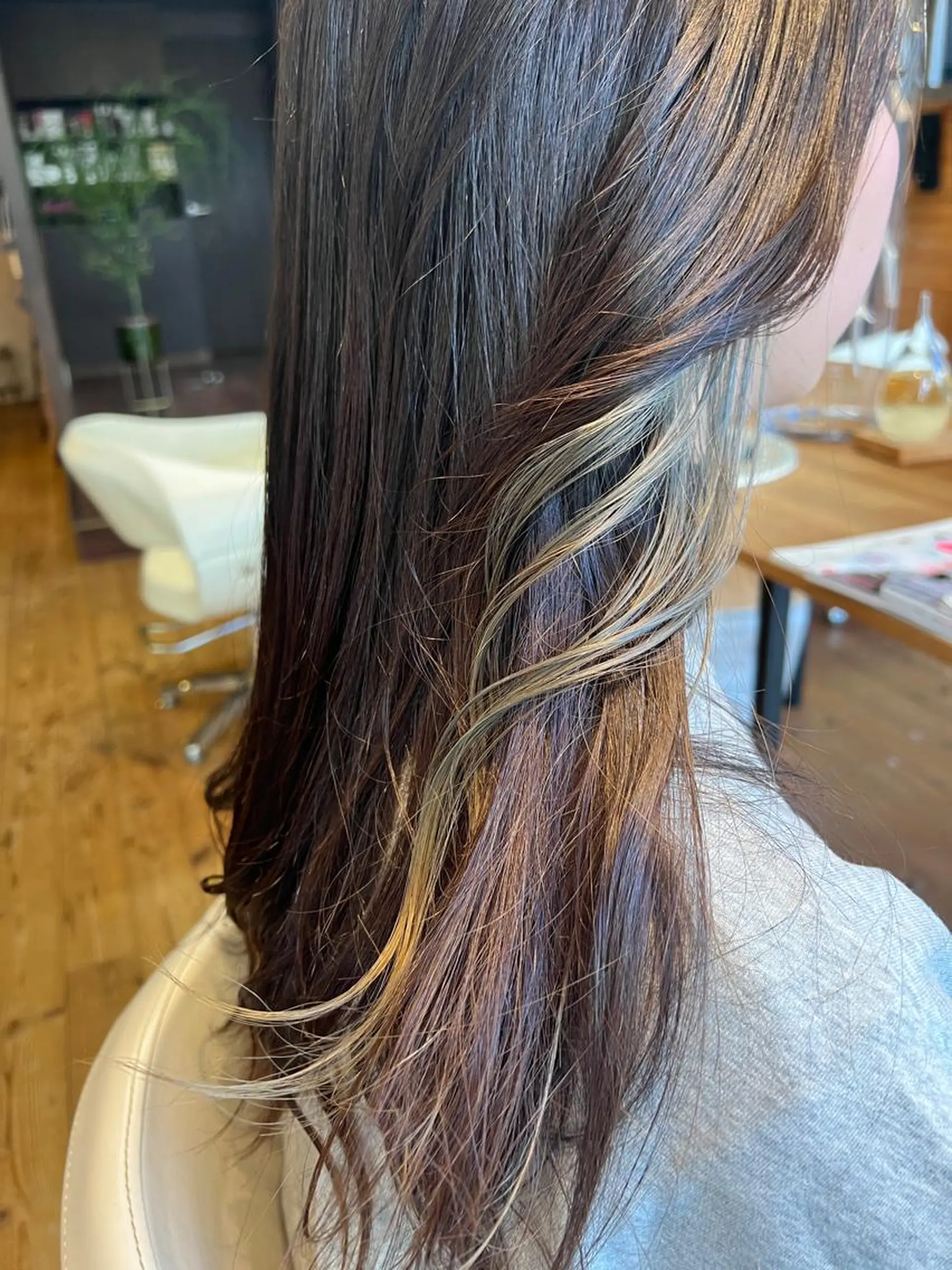 ロング カラー ベージュカラー ブリーチ イヤリングカラー グラデーションカラー ハイライトカラー ヘアカラー BEACH　HAIR&NAIL所属・両国駅徒歩1分⭐️ アイロン仕上げのヘアスタイル