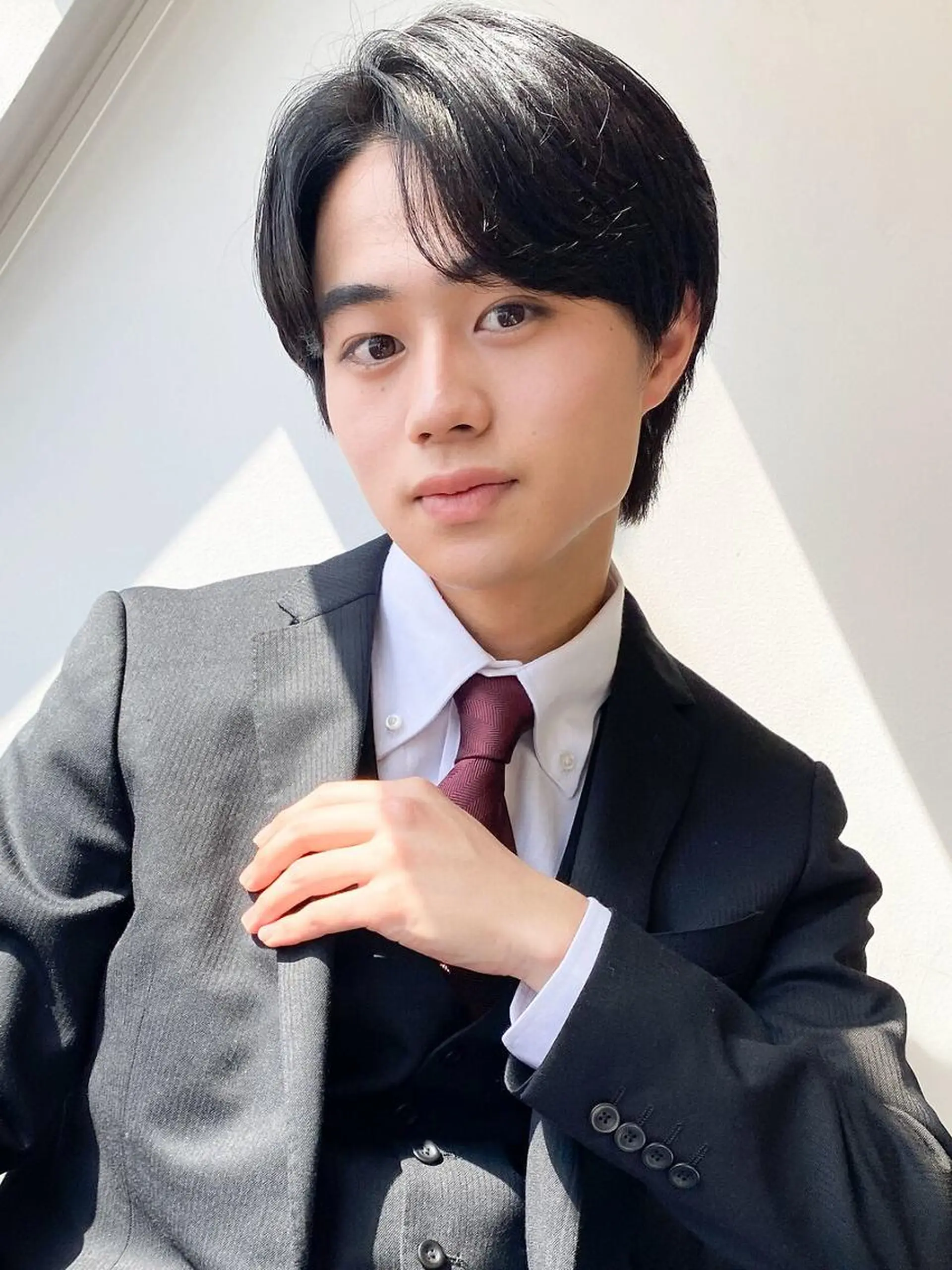 アイブロウ メンズ アップバング センターパート メンズパーマ 刈り上げ カット 韓国風メンズヘア💫 ツイスパ💫saraのヘアスタイル