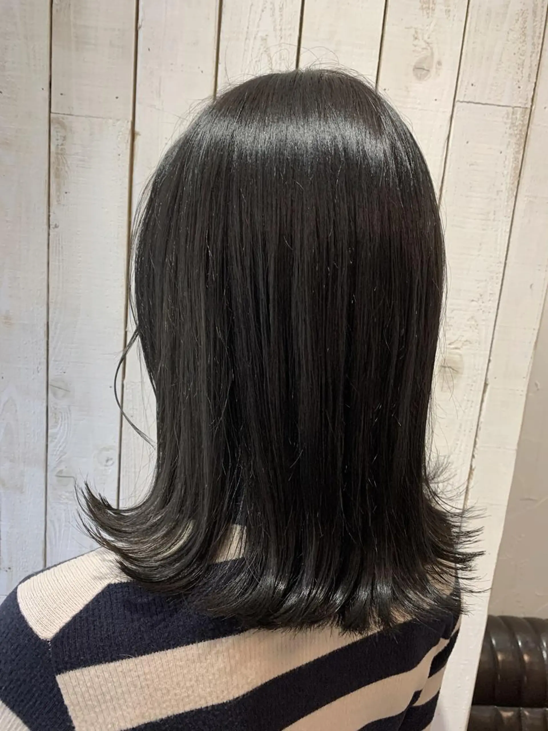 ミディアム カラー 黒髪 ブルーカラー ブルーブラック 脇田 杏菜のヘアスタイル