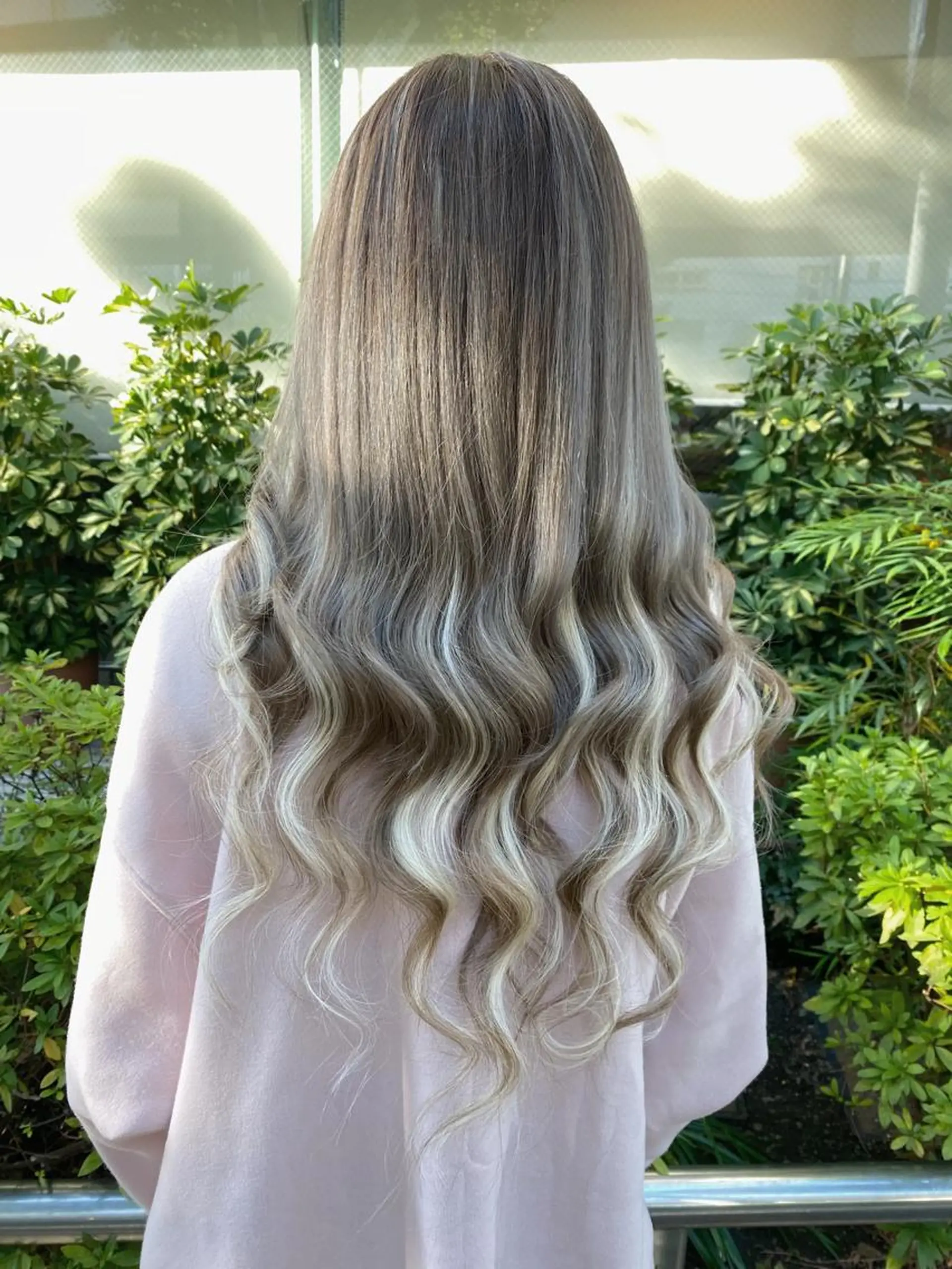 ロング カラー バレイヤージュ ブリーチ ブロンド ダブルカラー イヤリングカラー モモカ/ハイトーン /バレイヤージュのヘアスタイル