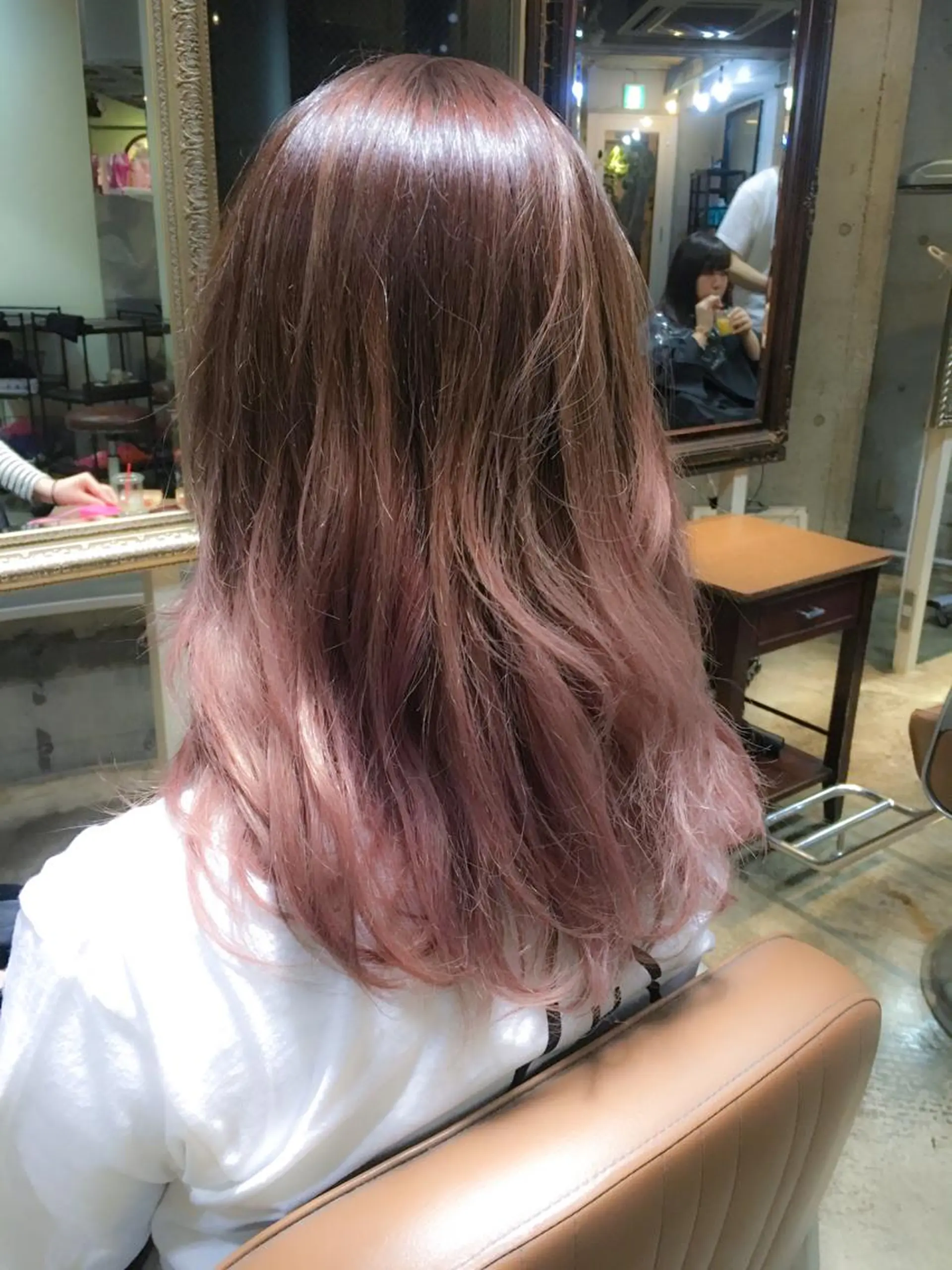 セミロング カラー グラデーションカラー ピンクカラー 北條 優輝のヘアスタイル