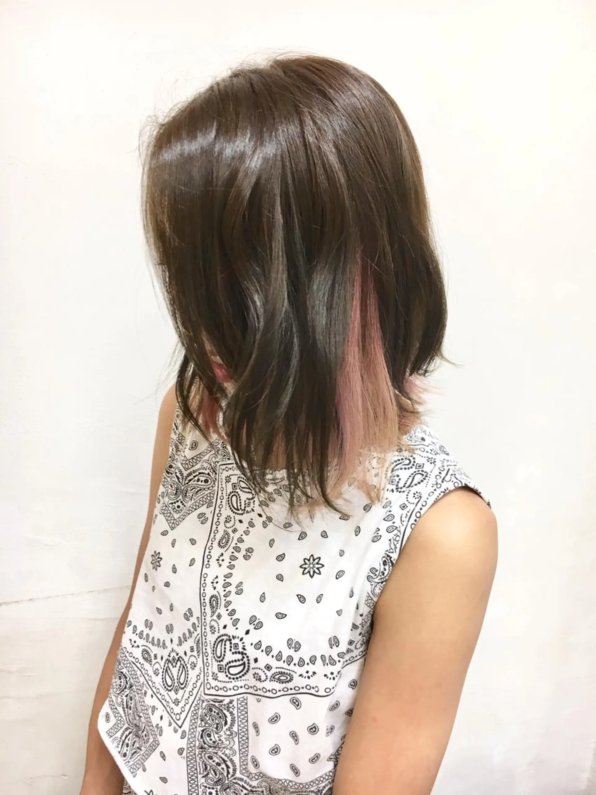 ミディアム カラー アッシュ ベージュカラー イルミナカラー インナーカラー ピンクカラー ヘアカラー GLAD 萩原のヘアスタイル