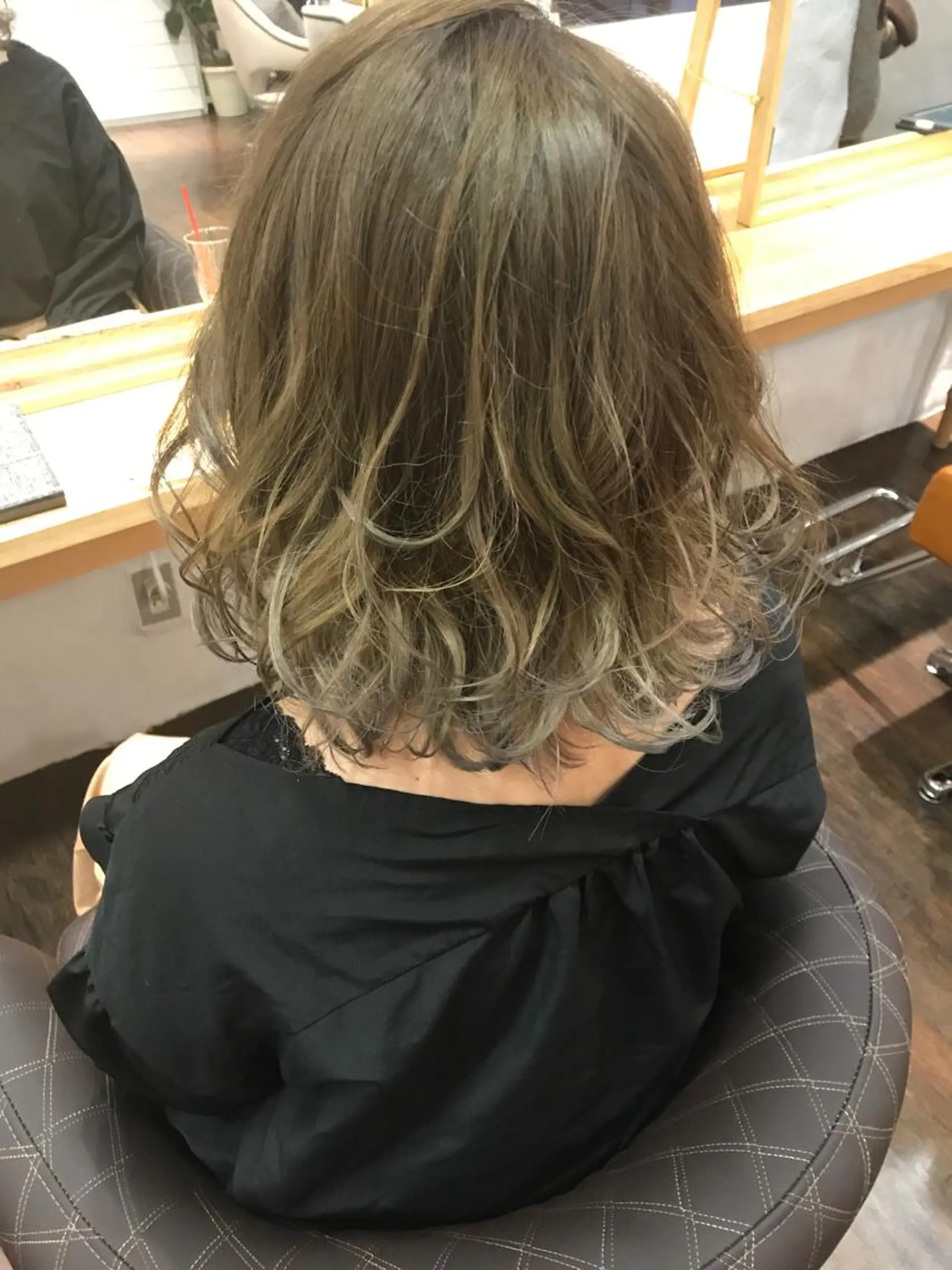 ミディアム カラー アッシュ ブリーチ 伊藤 優希のヘアスタイル