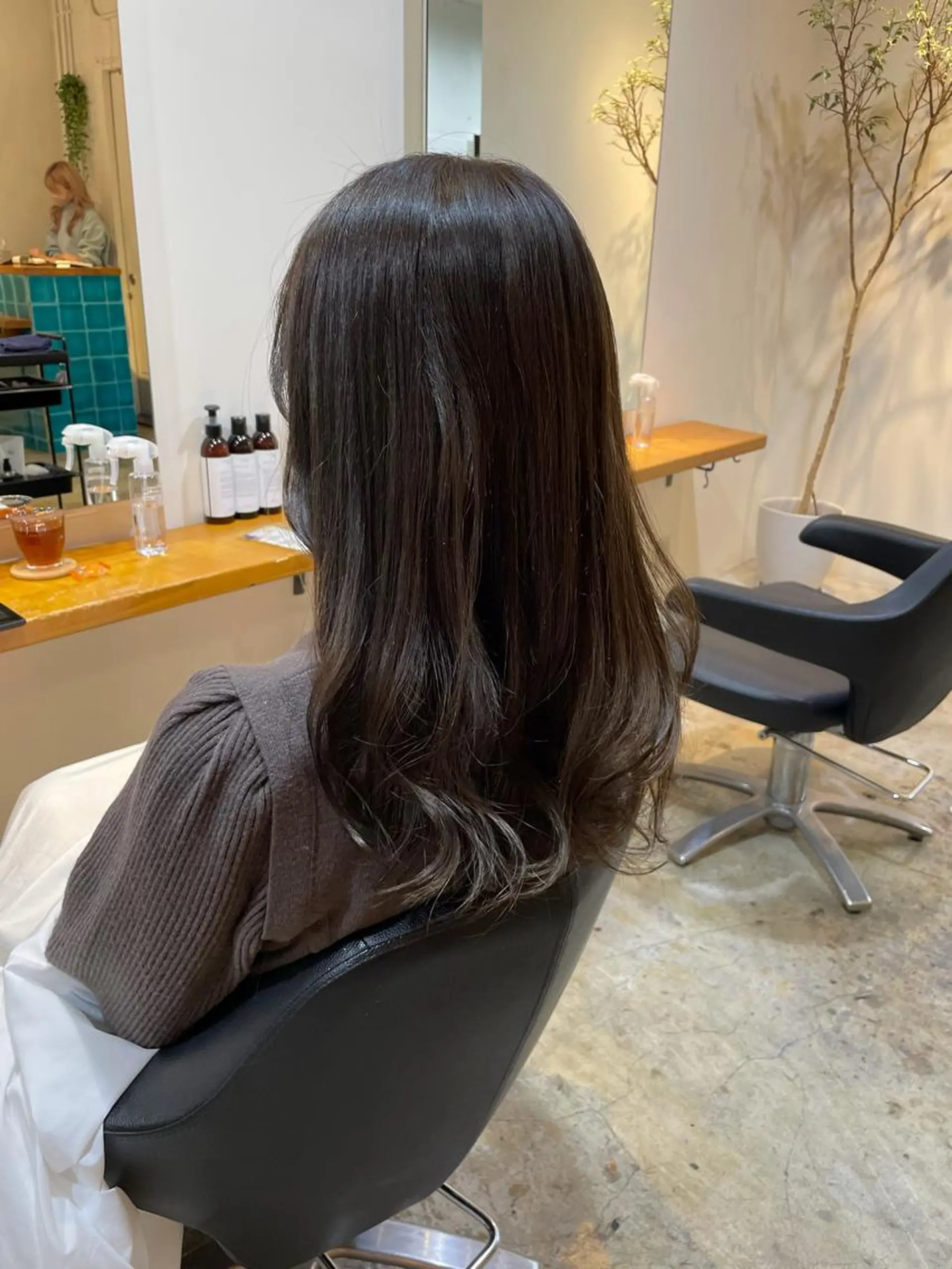 セミロング カラー ブリーチ グレージュ カット ヘアカラー トリートメント MIOベージュカラー 柔らかいカラーのヘアスタイル
