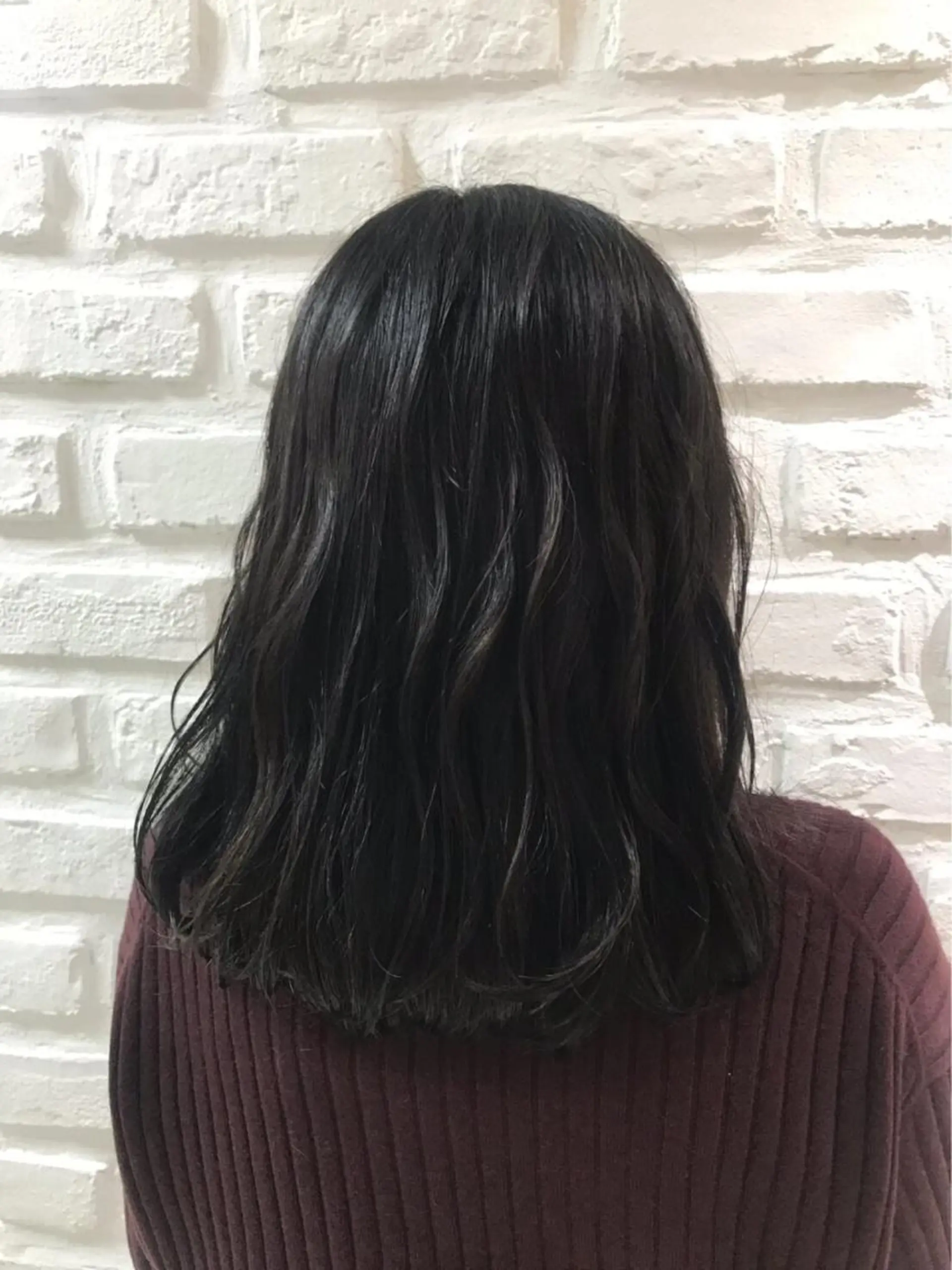 セミロング カラー 透明感カラー シルバー 【暖色カラー特化】 中山由梨のヘアスタイル