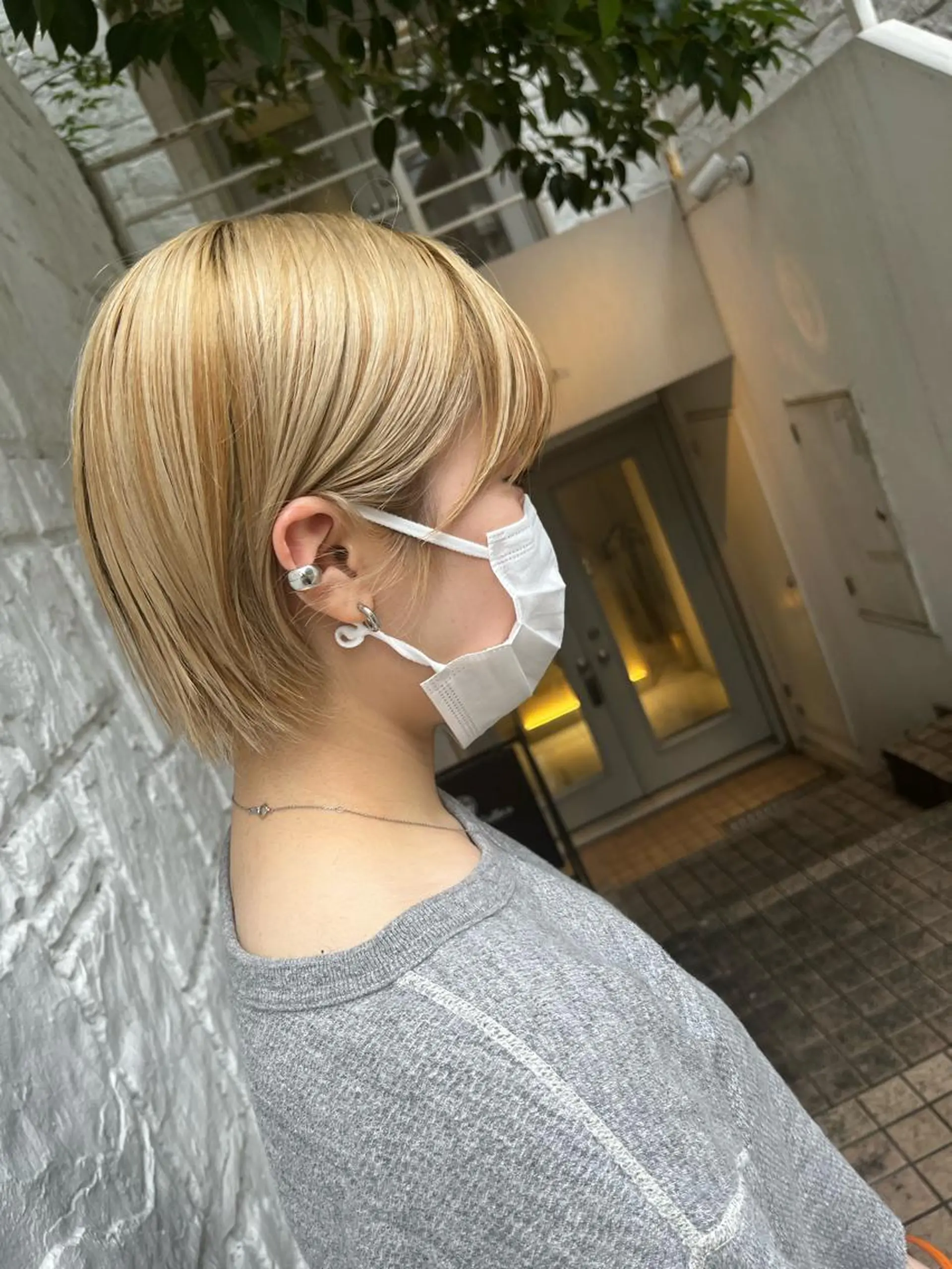 ショート カラー ベージュカラー ヘーゼル ハイトーンカラー ミルクティーベージュ ショートヘア ヘアカラー トリートメント ヘッドスパ ヘアセット カジュアルを女っぽく 𝗮𝘆𝗮𝗰𝗼のヘアスタイル