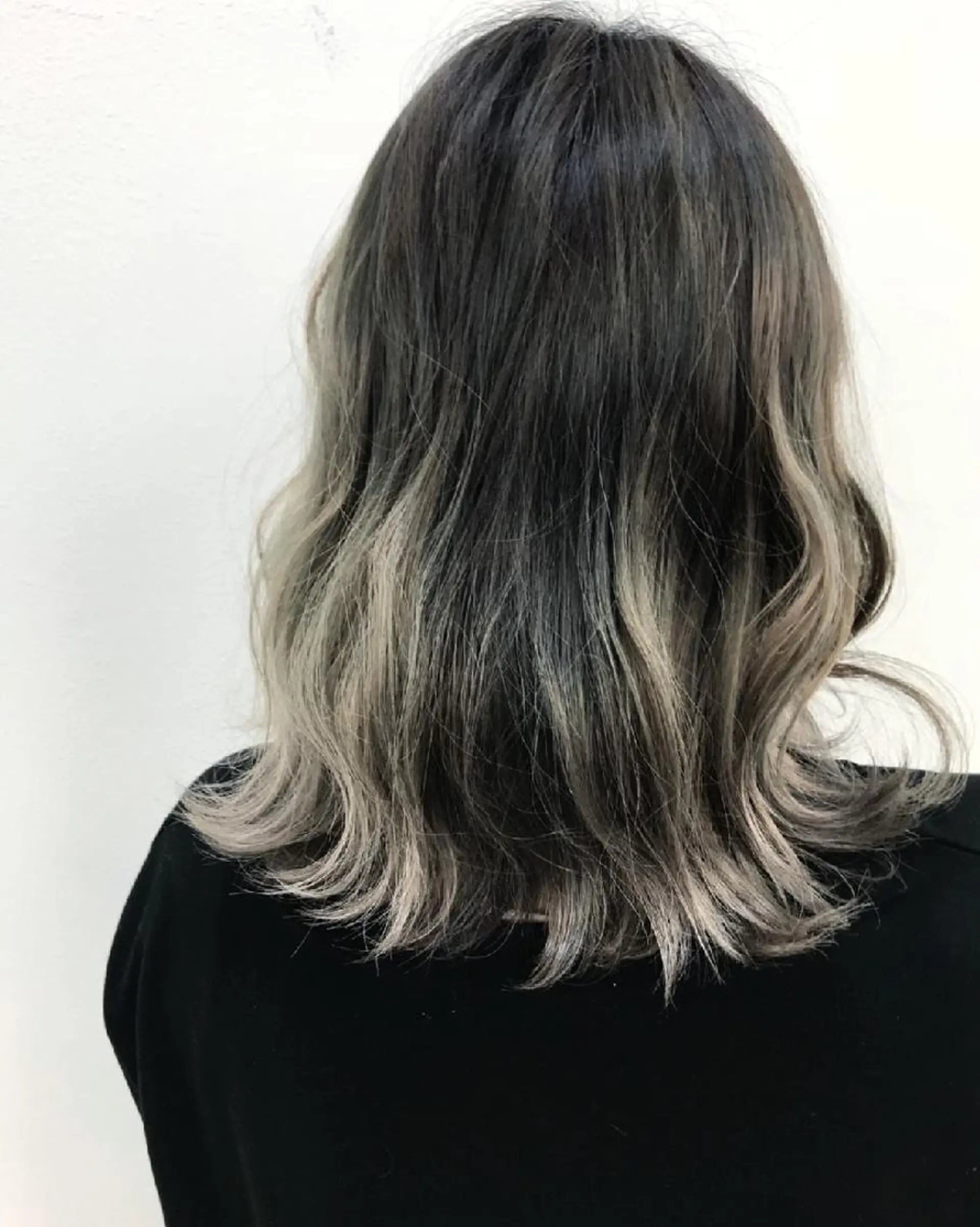 セミロング カラー ブリーチ グラデーションカラー シルバー 💎大人ハイライト 💎上杉一也💎のヘアスタイル