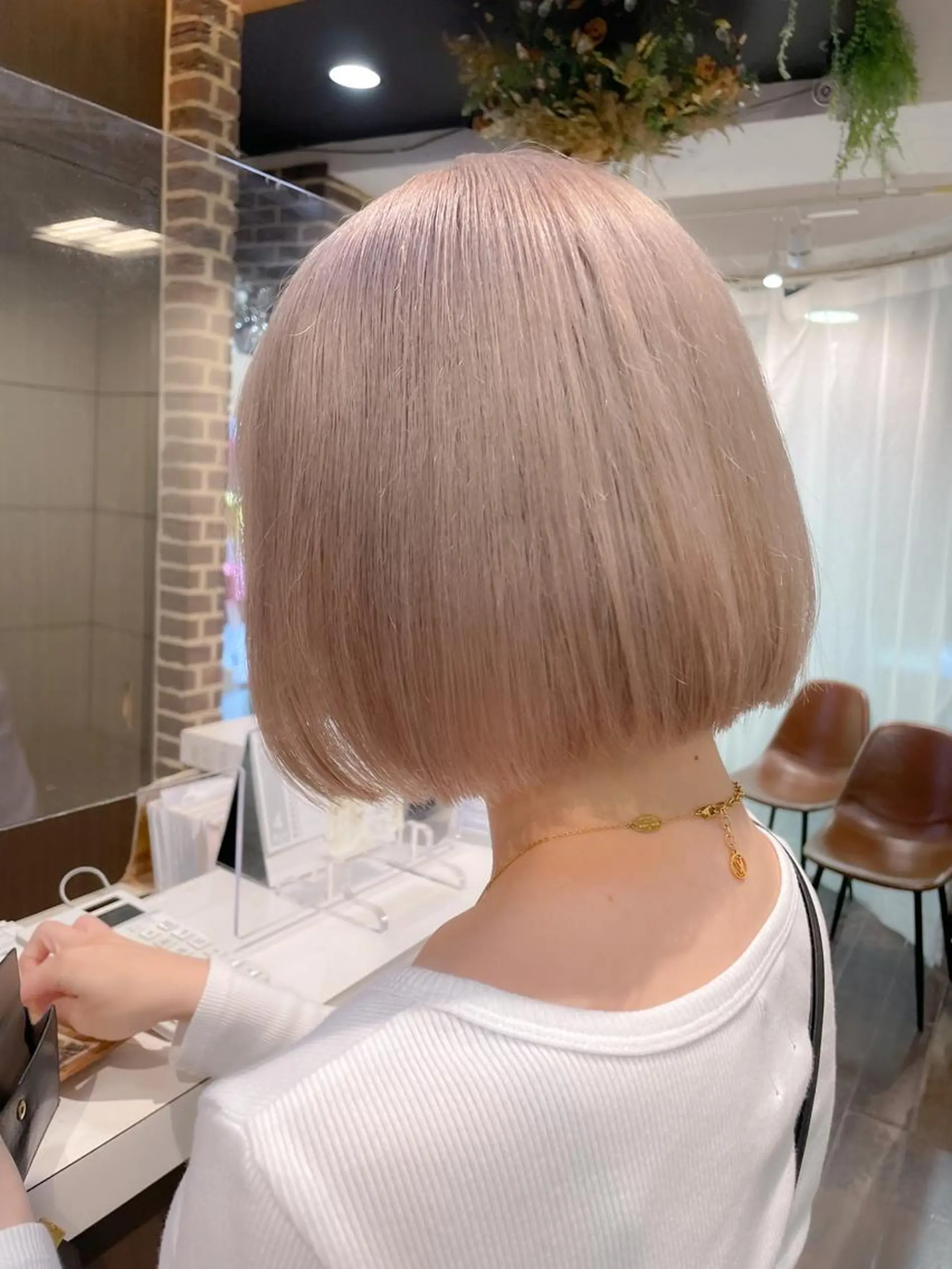 ミディアム カラー ベージュカラー ブリーチ ピンクカラー ホワイトベージュ aya/小顔レイヤー /柔らかカラーのヘアスタイル