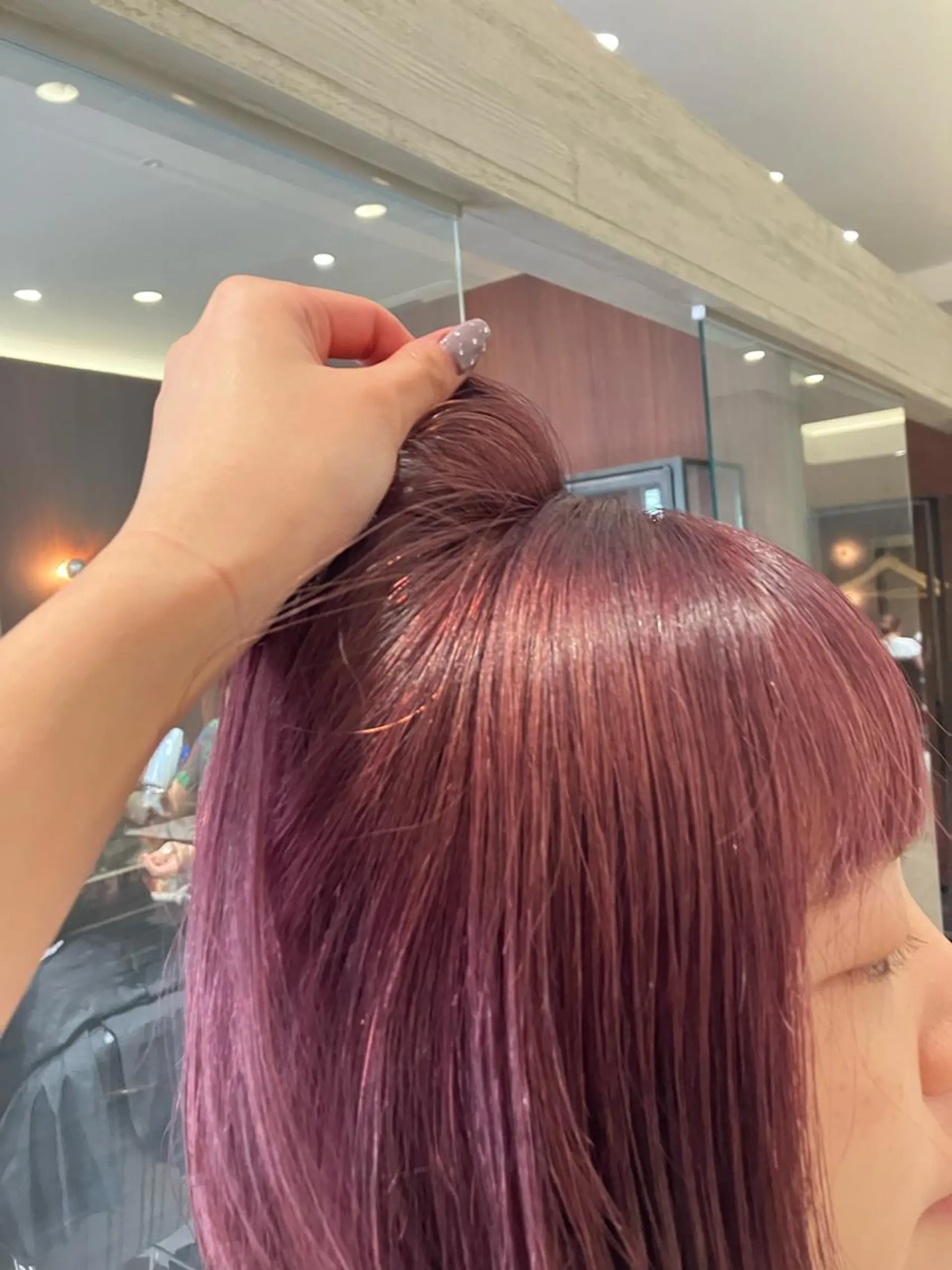 ミディアム カラー サキ🤍ハイトーン 🩰くびれ巻きヘアのヘアスタイル