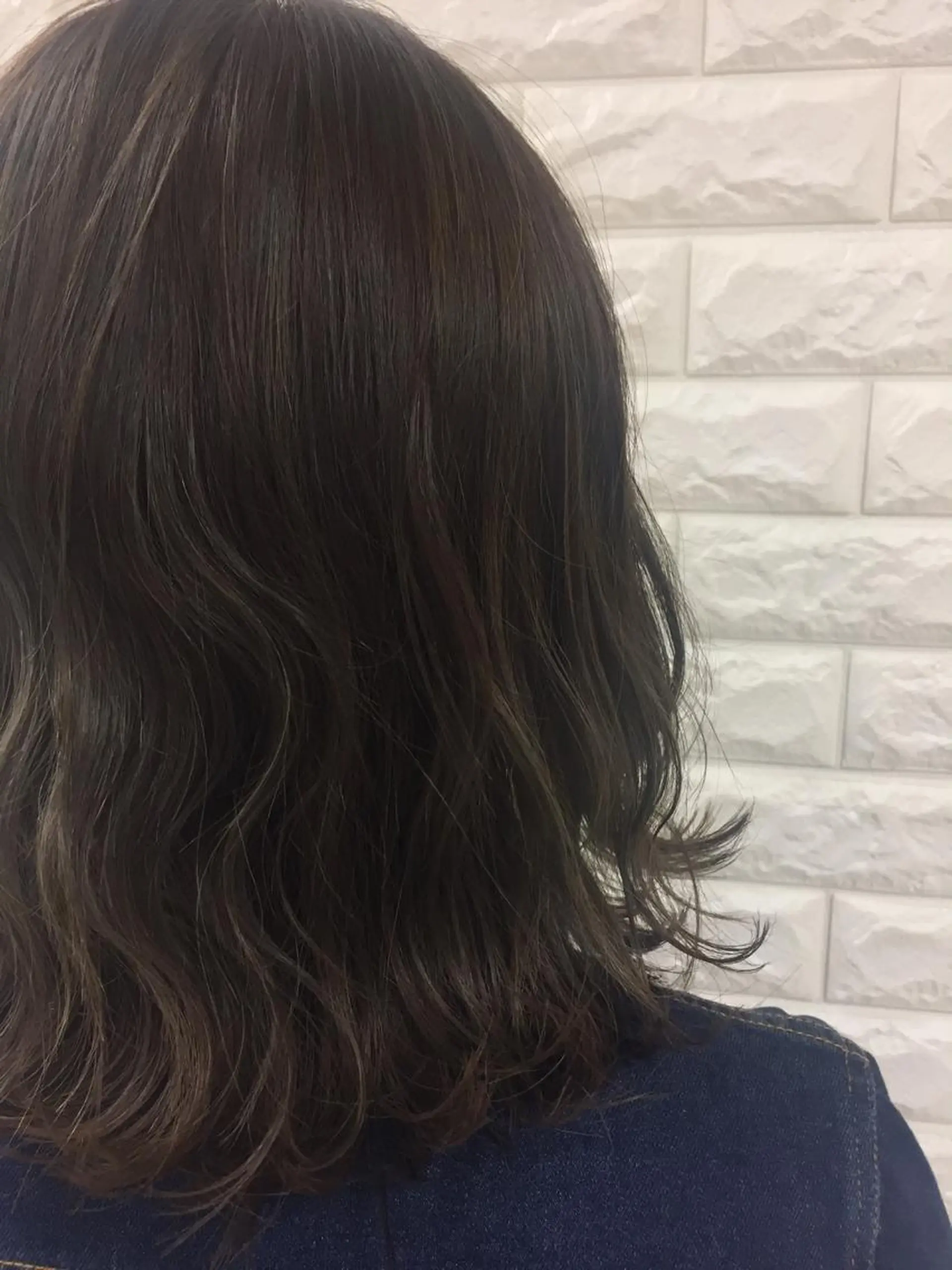 セミロング カラー アッシュ アッシュグレー アッシュグレージュ グレージュ 似合わせ.ﾍｱｾｯﾄ 得意🌹井上美沙のヘアスタイル