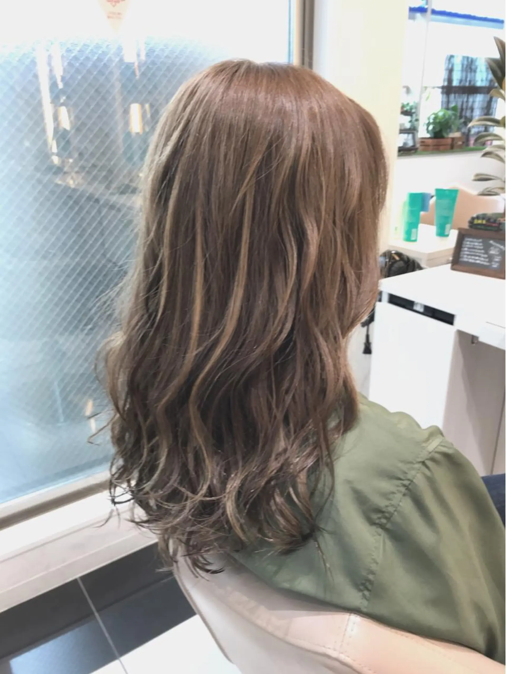 ミディアム カラー ベージュカラー グレージュ ハイライトカラー ハイライト カット ヘアカラー 山崎俊輔/髪質改善 /バレイヤージュのヘアスタイル