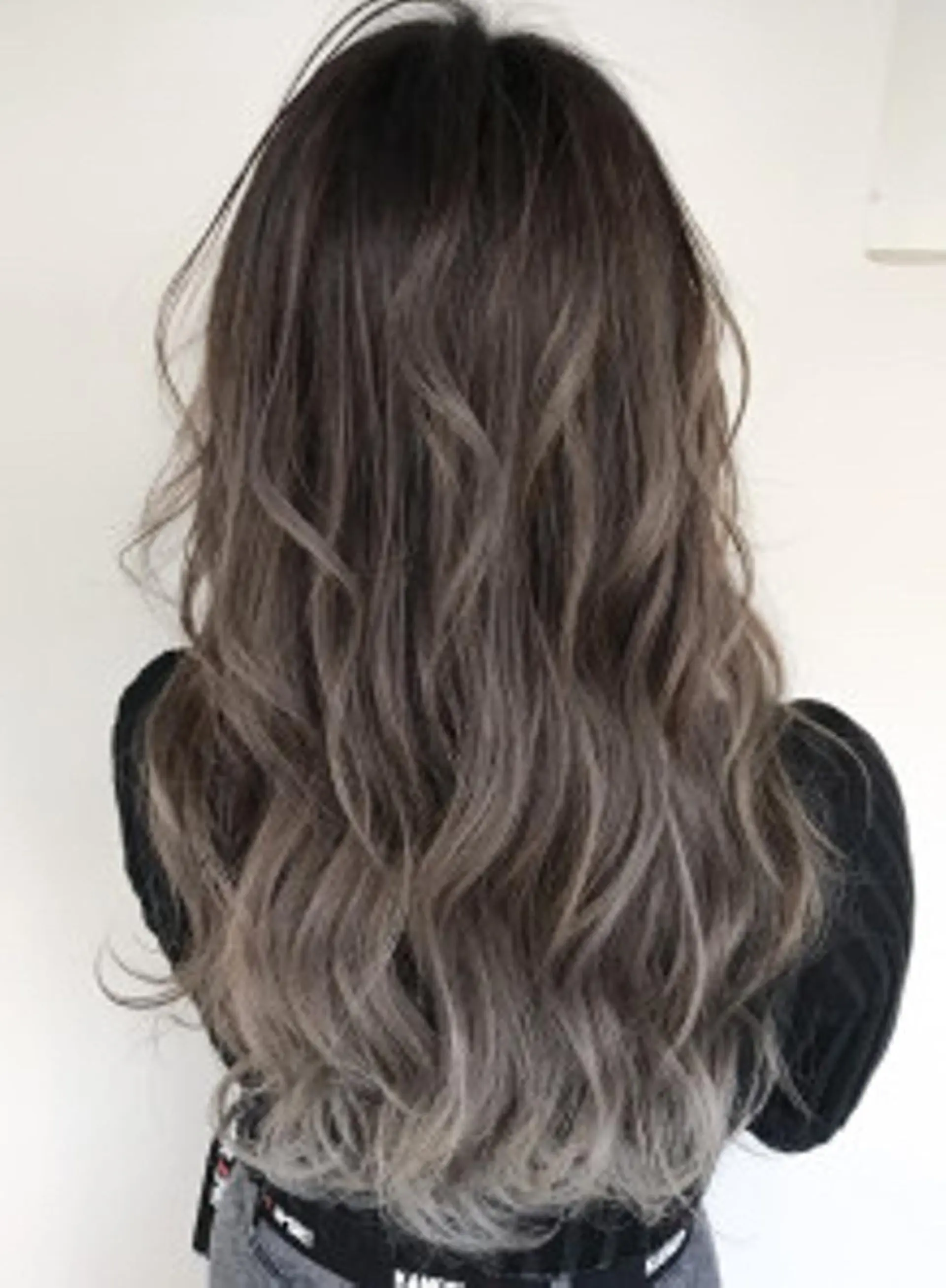 ロング カラー グレージュ シルバー シルバーグレージュ イーストバイエルゴ川崎東口店所属・美髪へ導く 鈴木勝登のヘアスタイル
